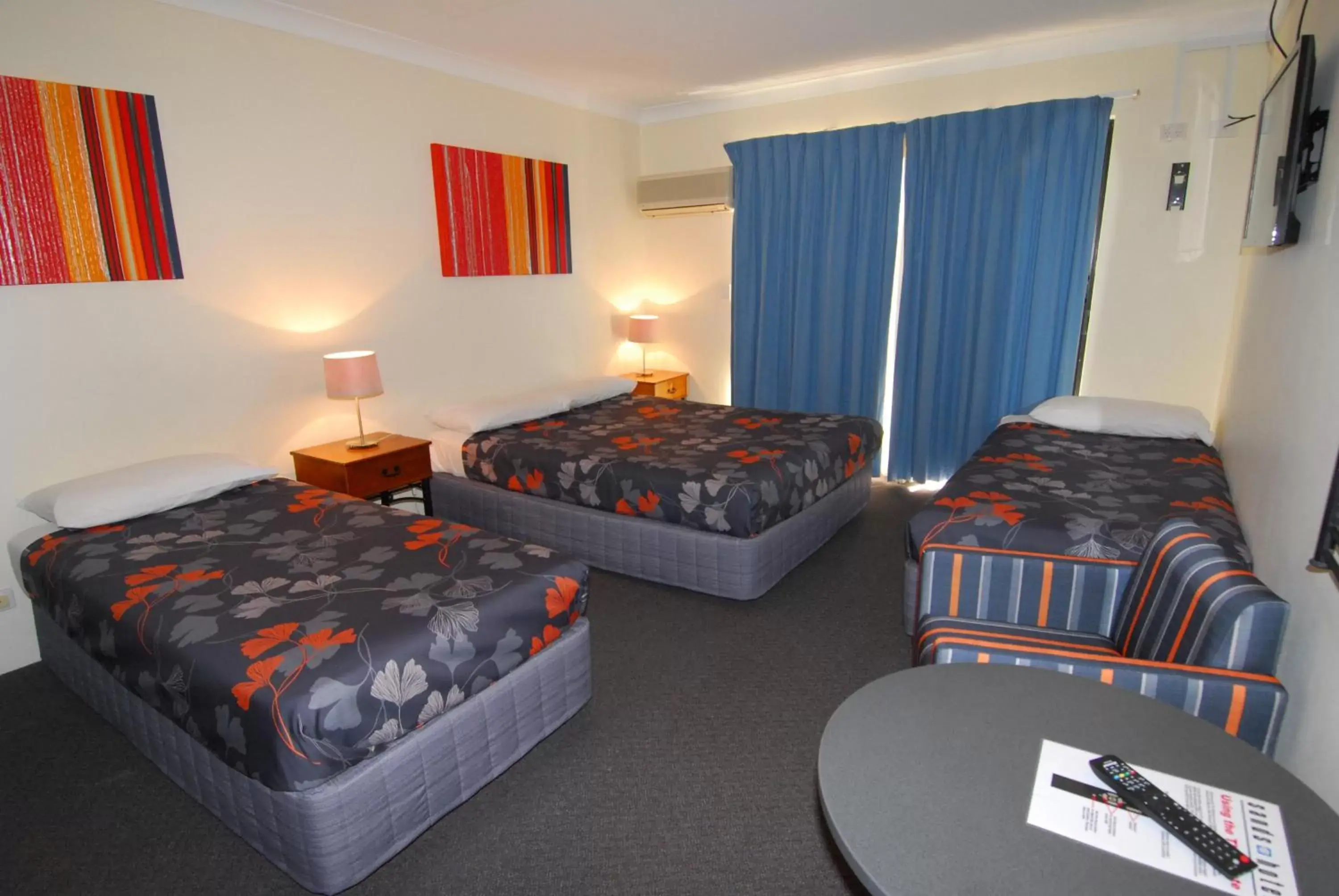 Photo of the whole room, Bed in Southend Hotel