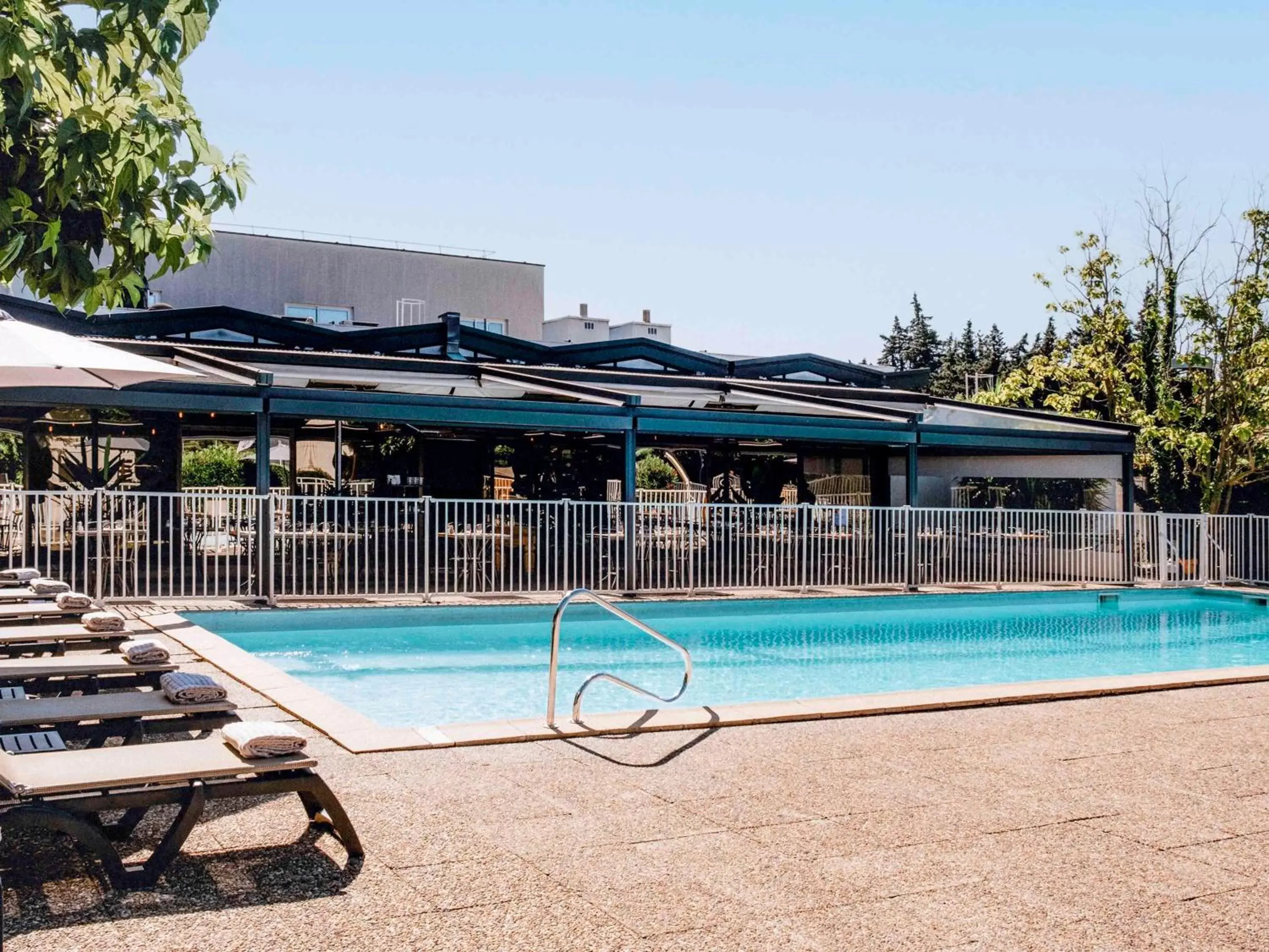 Property building, Swimming Pool in ibis Styles Avignon Sud