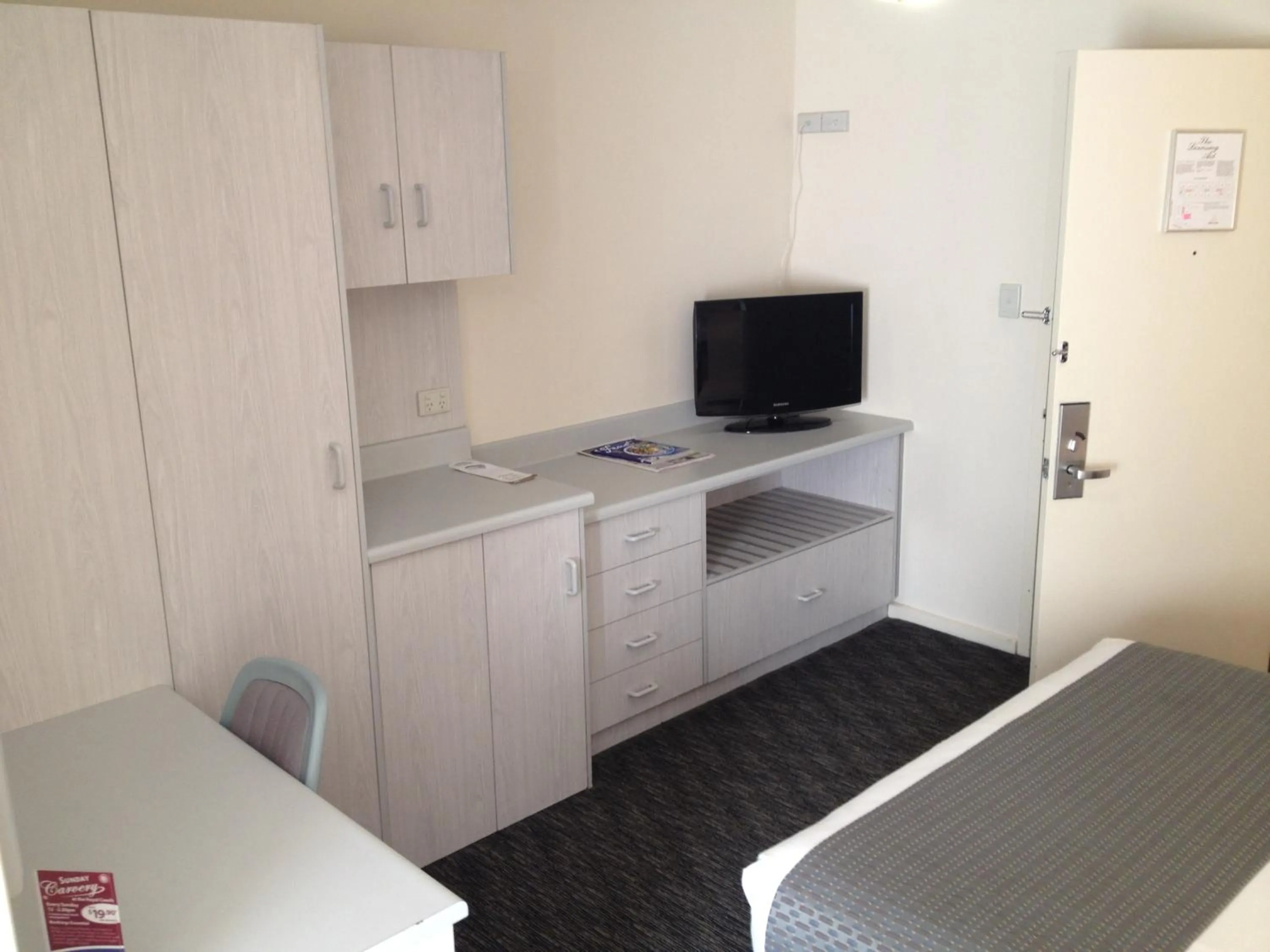 Photo of the whole room, Bed in Adelaide Royal Coach