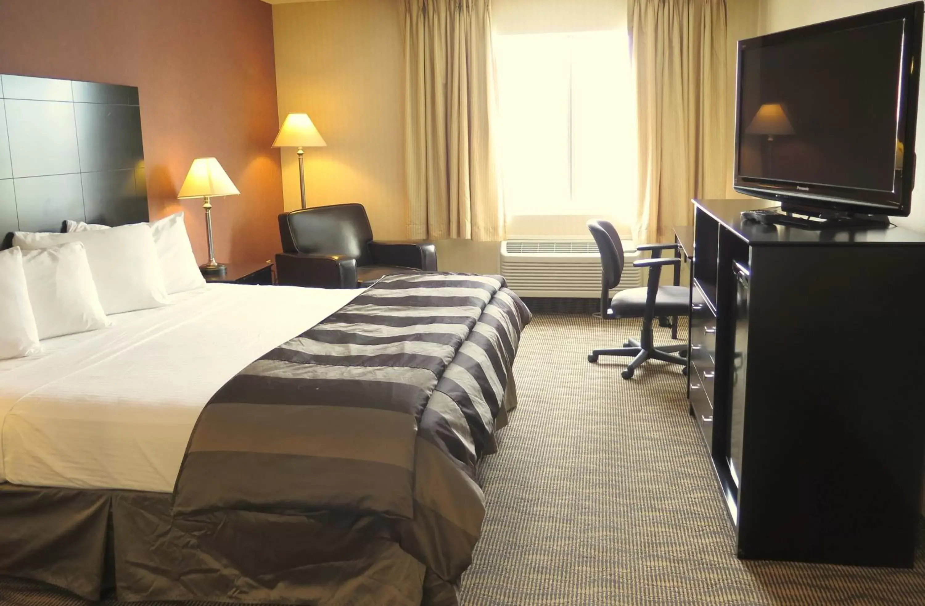 Photo of the whole room, Bed in Coast Nisku Inn & Conference Centre