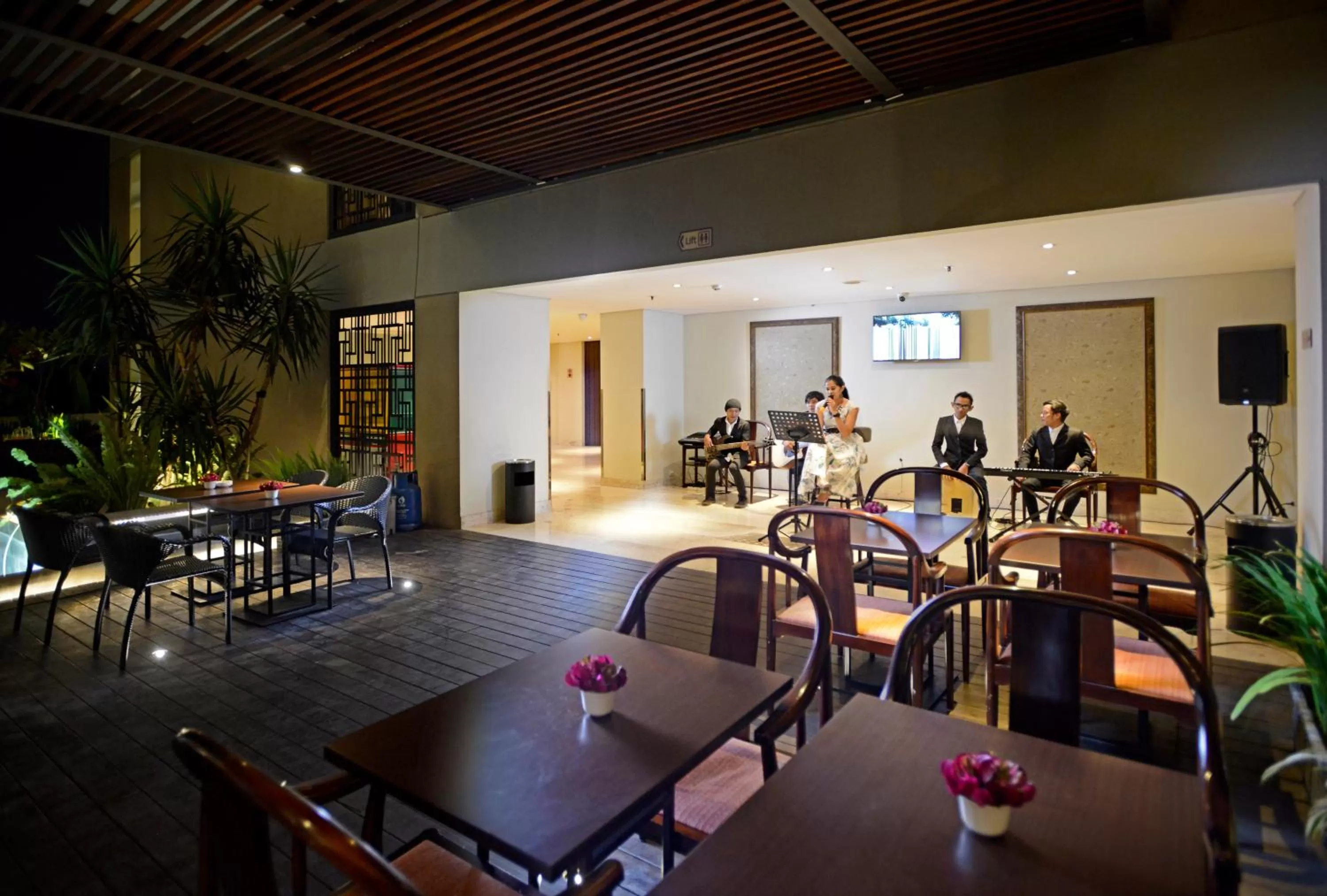 Restaurant/places to eat in Premier Place Surabaya Airport