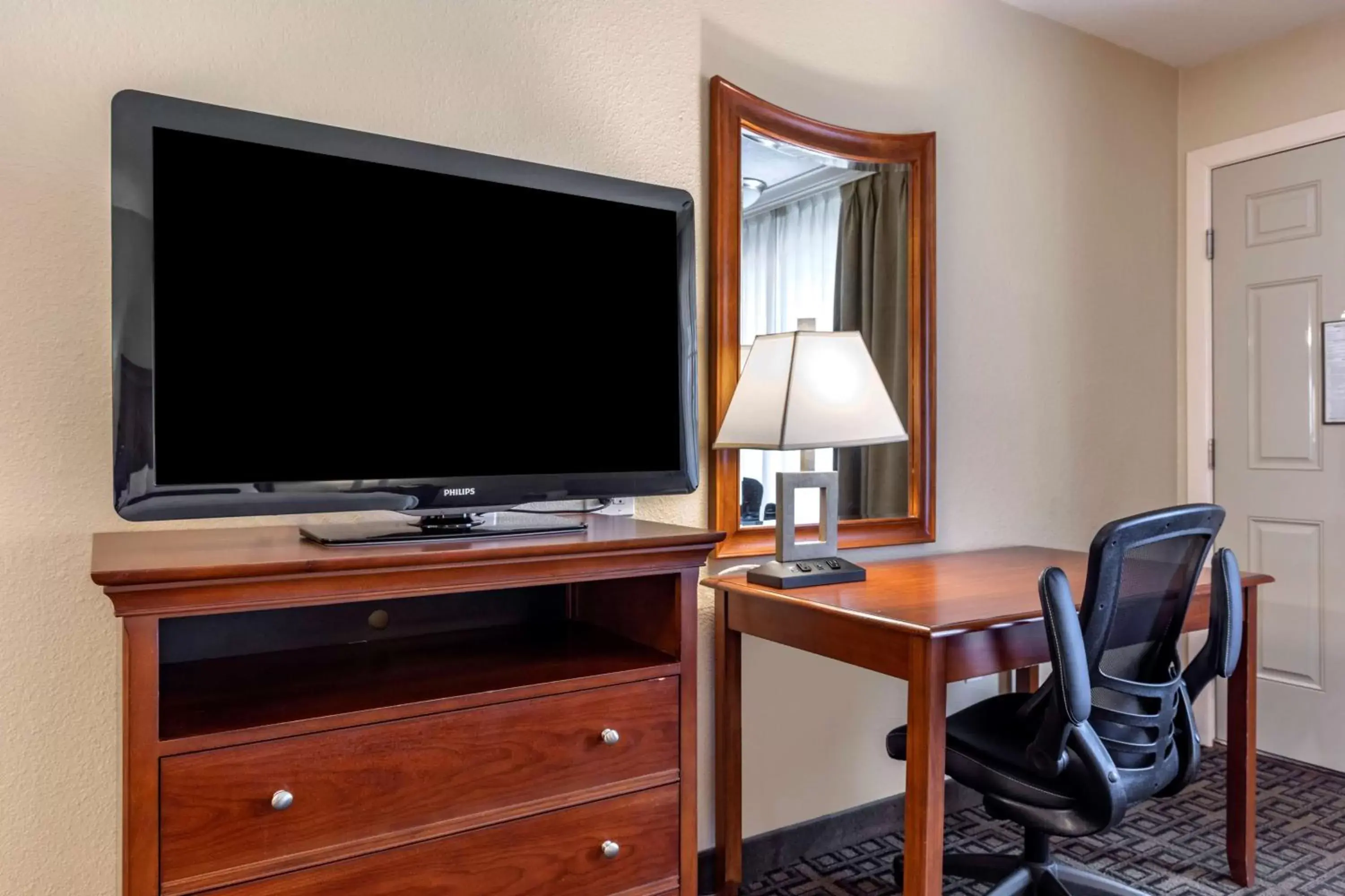 Bedroom, TV/Entertainment Center in Best Western Swiss Clock Inn