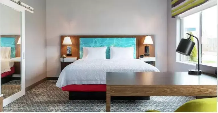 Bed in Hampton Inn & Suites Marshfield, Wi