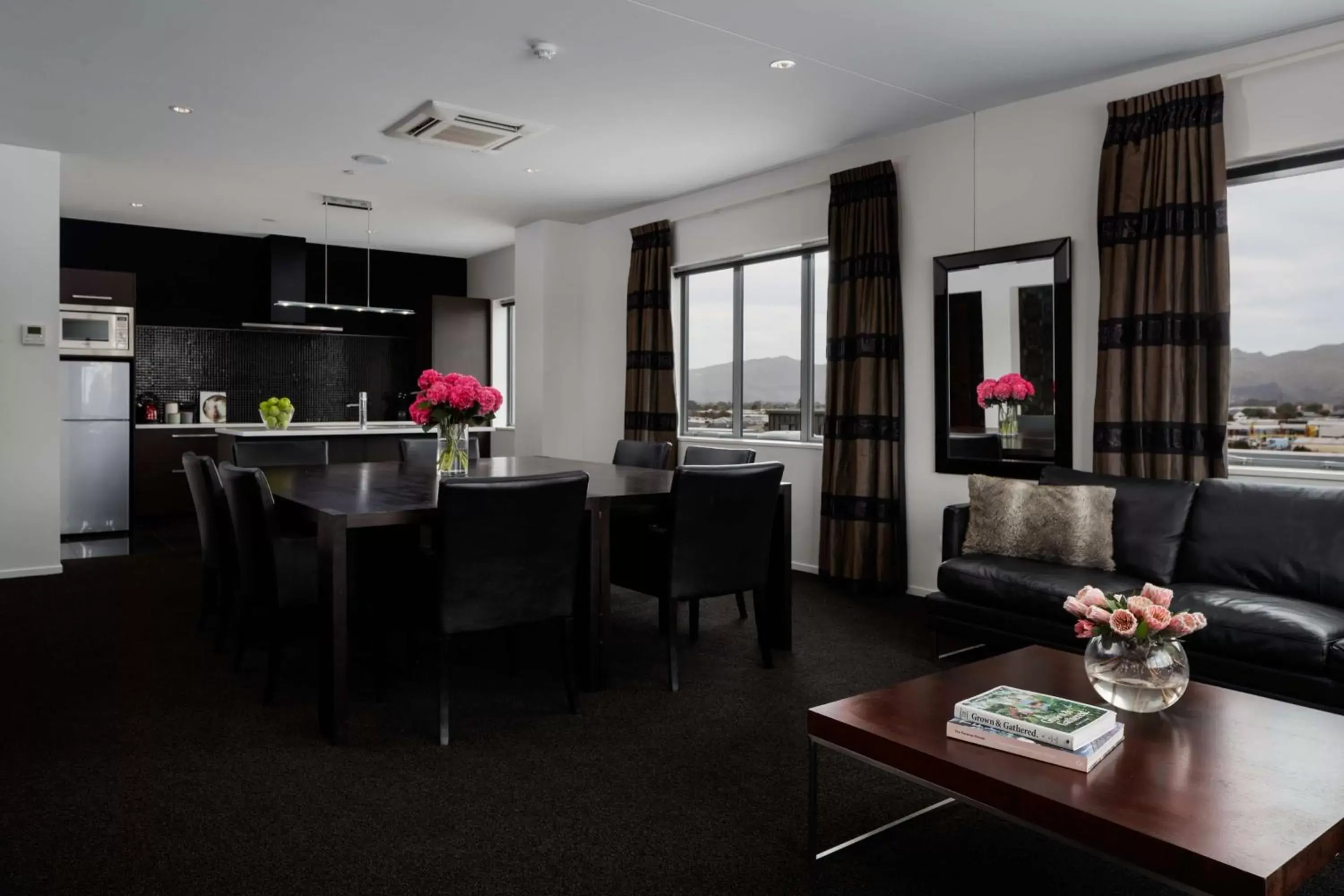 Photo of the whole room, Restaurant/Places to Eat in Rydges Latimer Christchurch