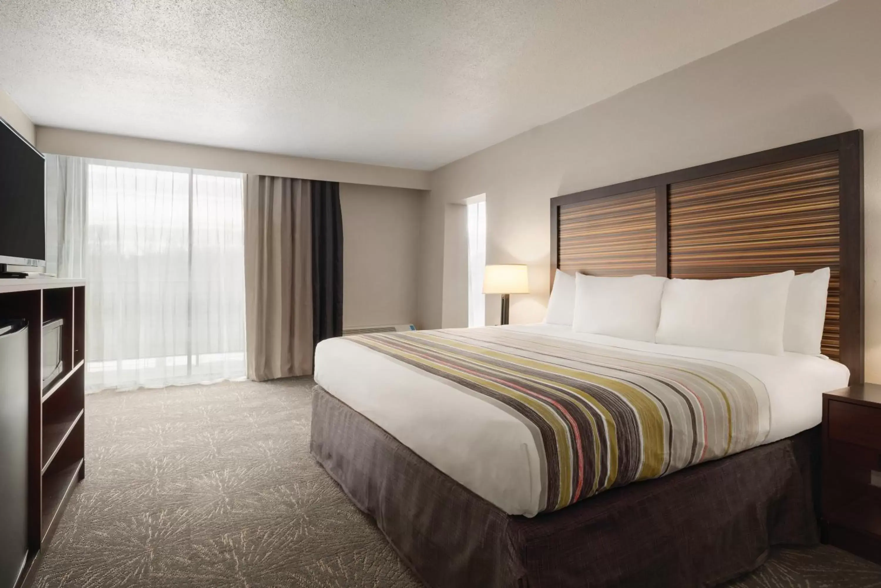 Bed in Country Inn & Suites by Radisson, Erlanger, KY