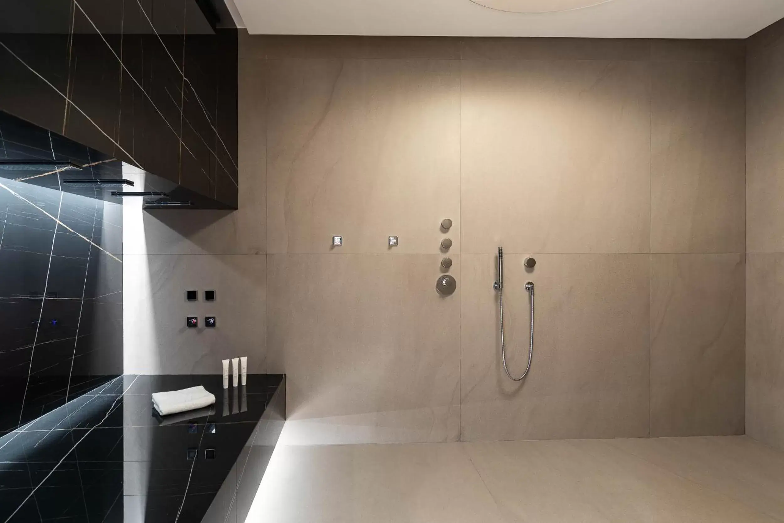 Shower, Bathroom in Wellington Hotel & Spa Madrid