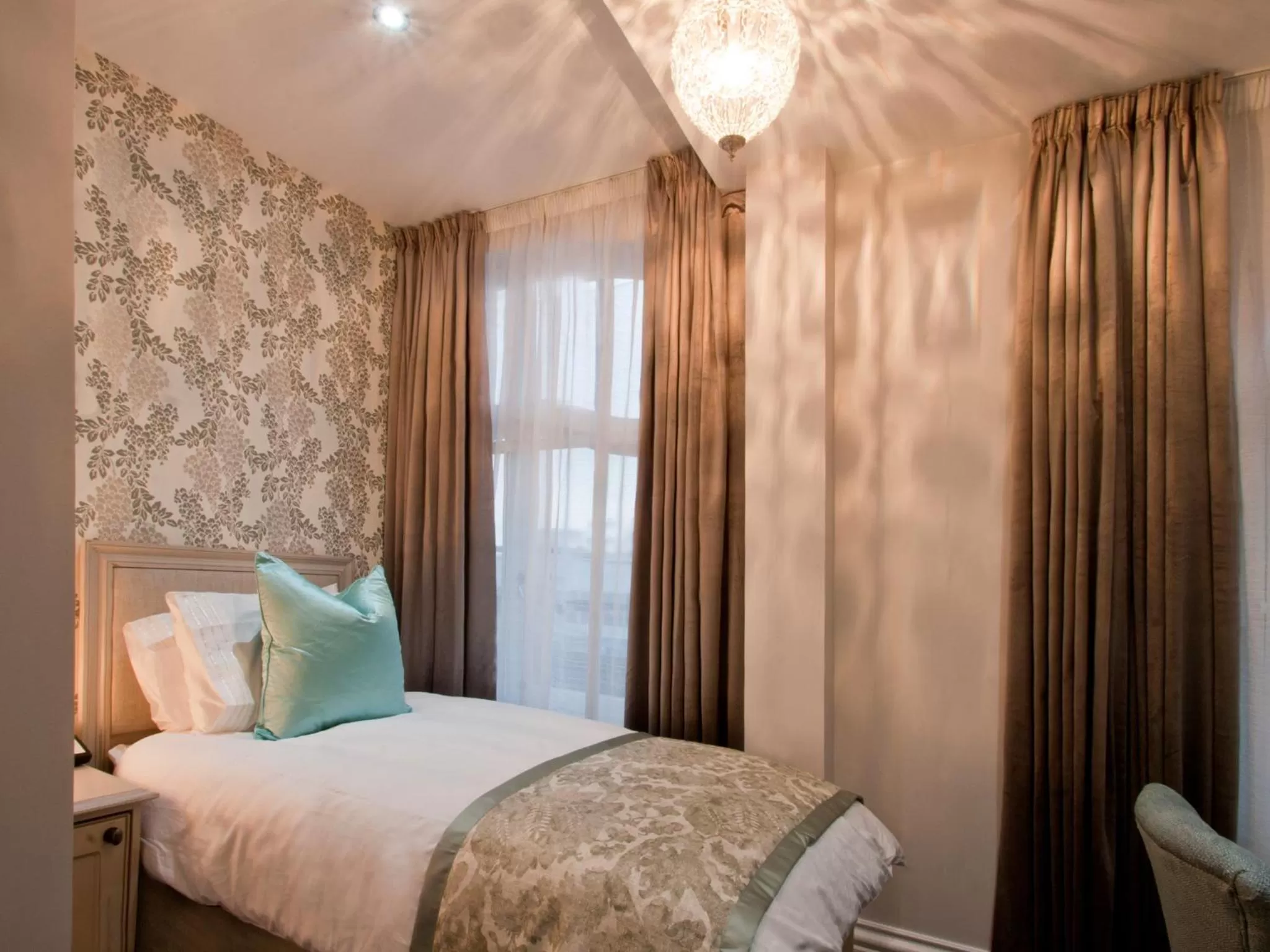 Bedroom, Bed in W12 Rooms