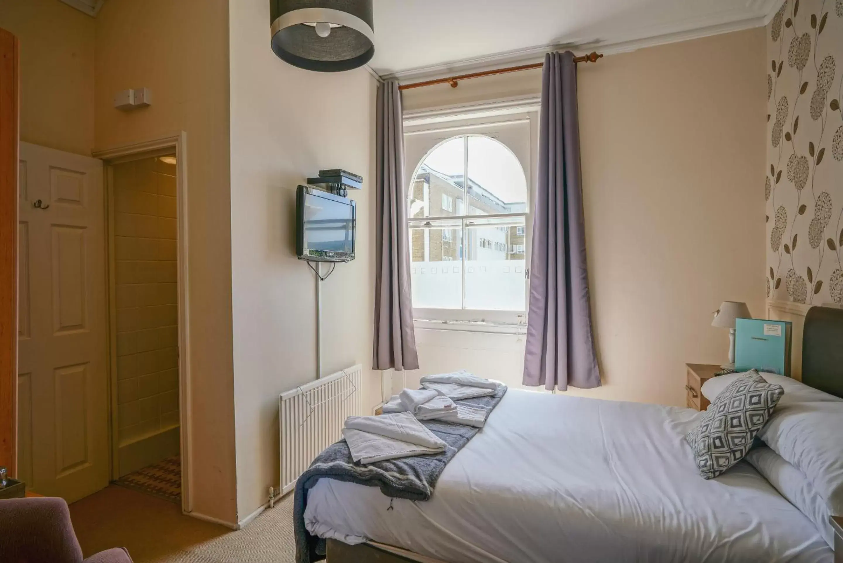 Budget Double Room in The Sheldon B&B - FREE private parking