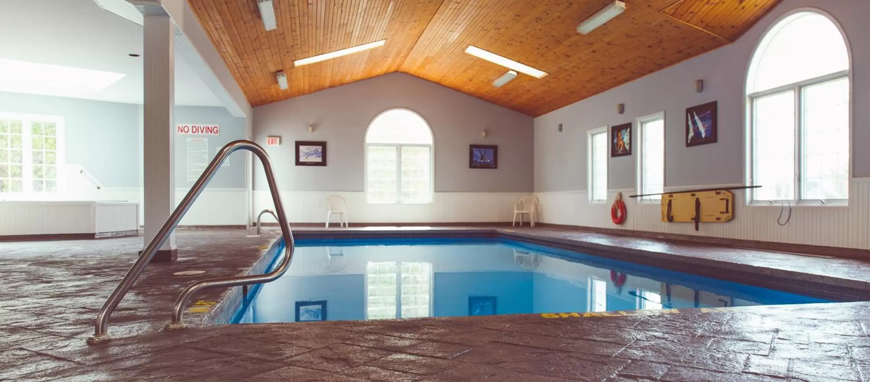 Swimming Pool in Cedar Lodge Motel