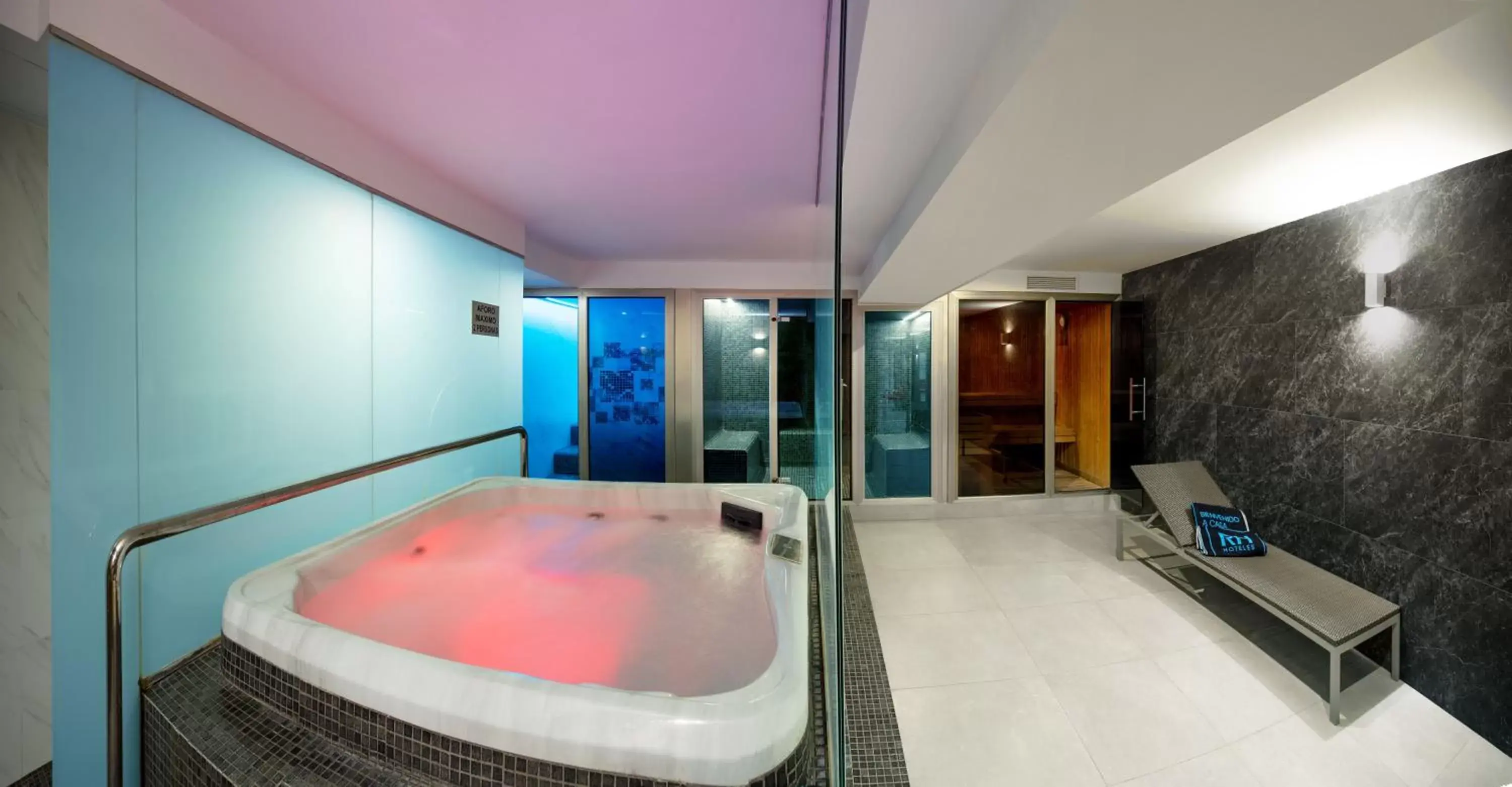 Hot Tub, Bathroom in Hotel RH Portocristo & Wellness