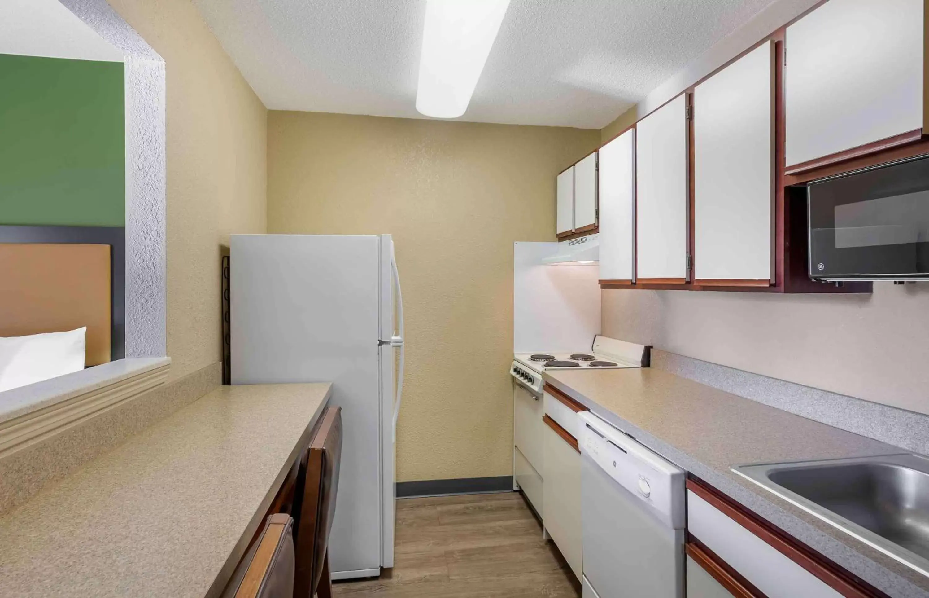 Bedroom, Kitchen/Kitchenette in Extended Stay America Suites - Cleveland - Middleburg Heights