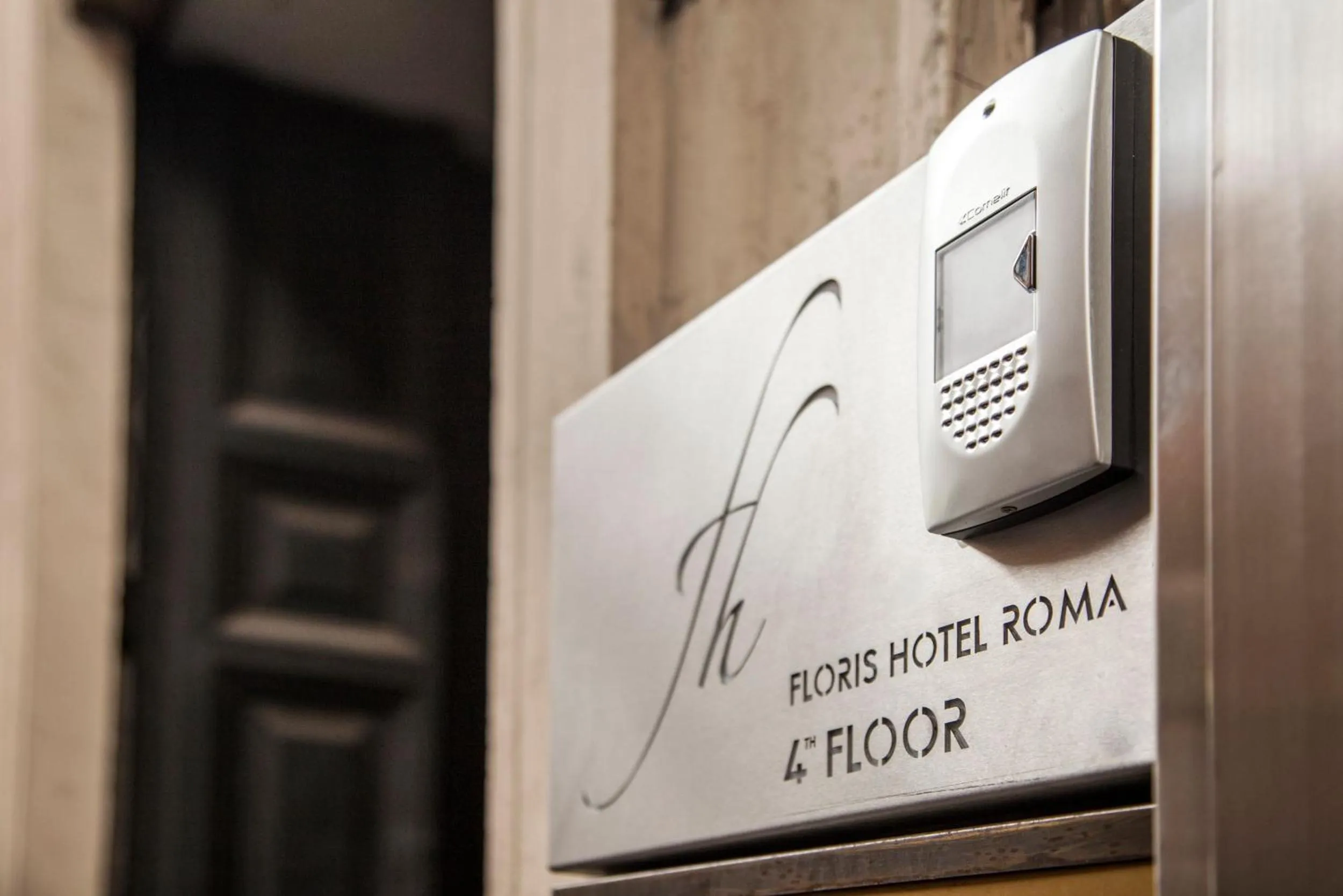 Facade/entrance in Floris Hotel