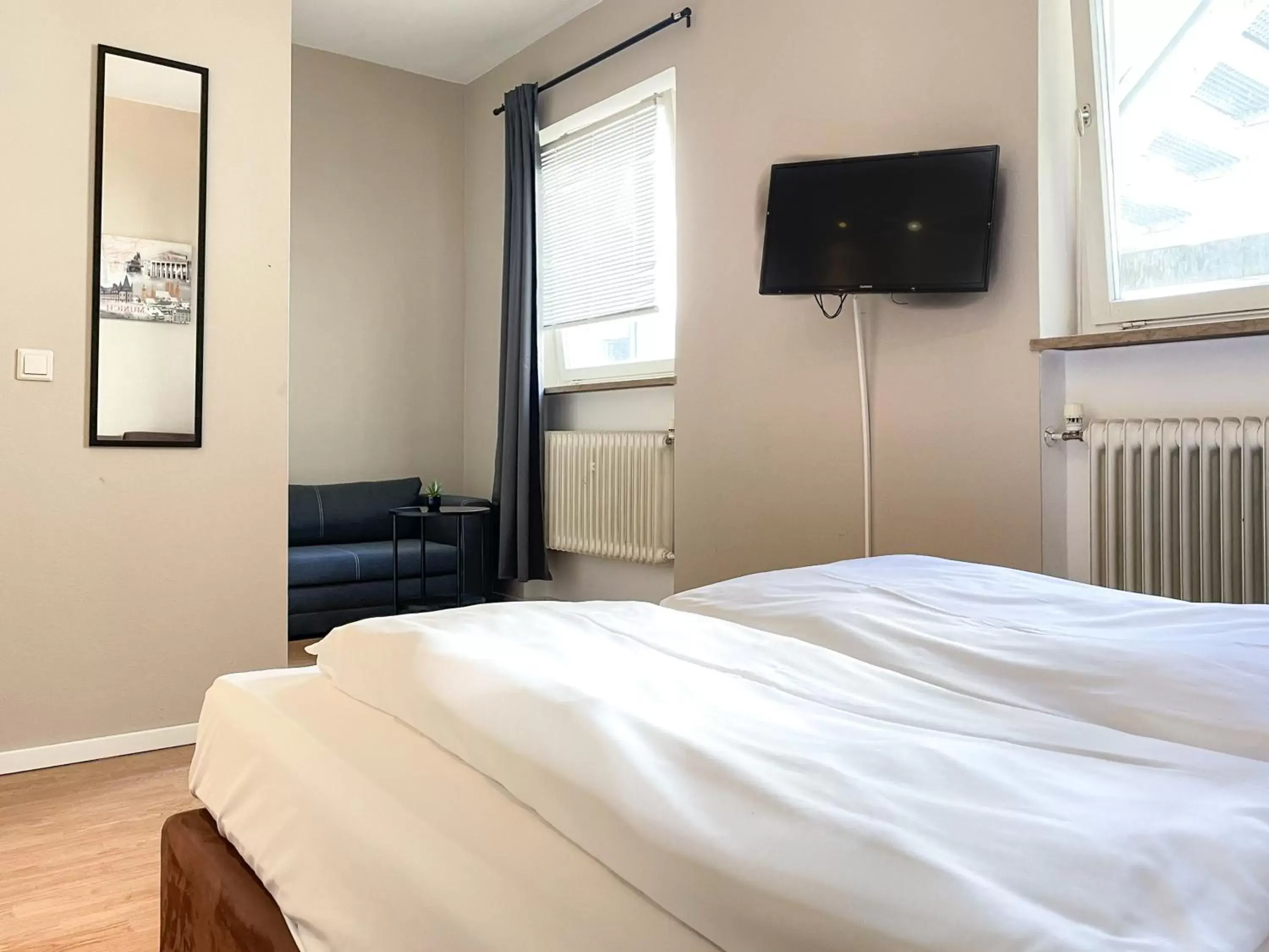 Photo of the whole room, TV/Entertainment Center in Hotel Sendlinger Tor