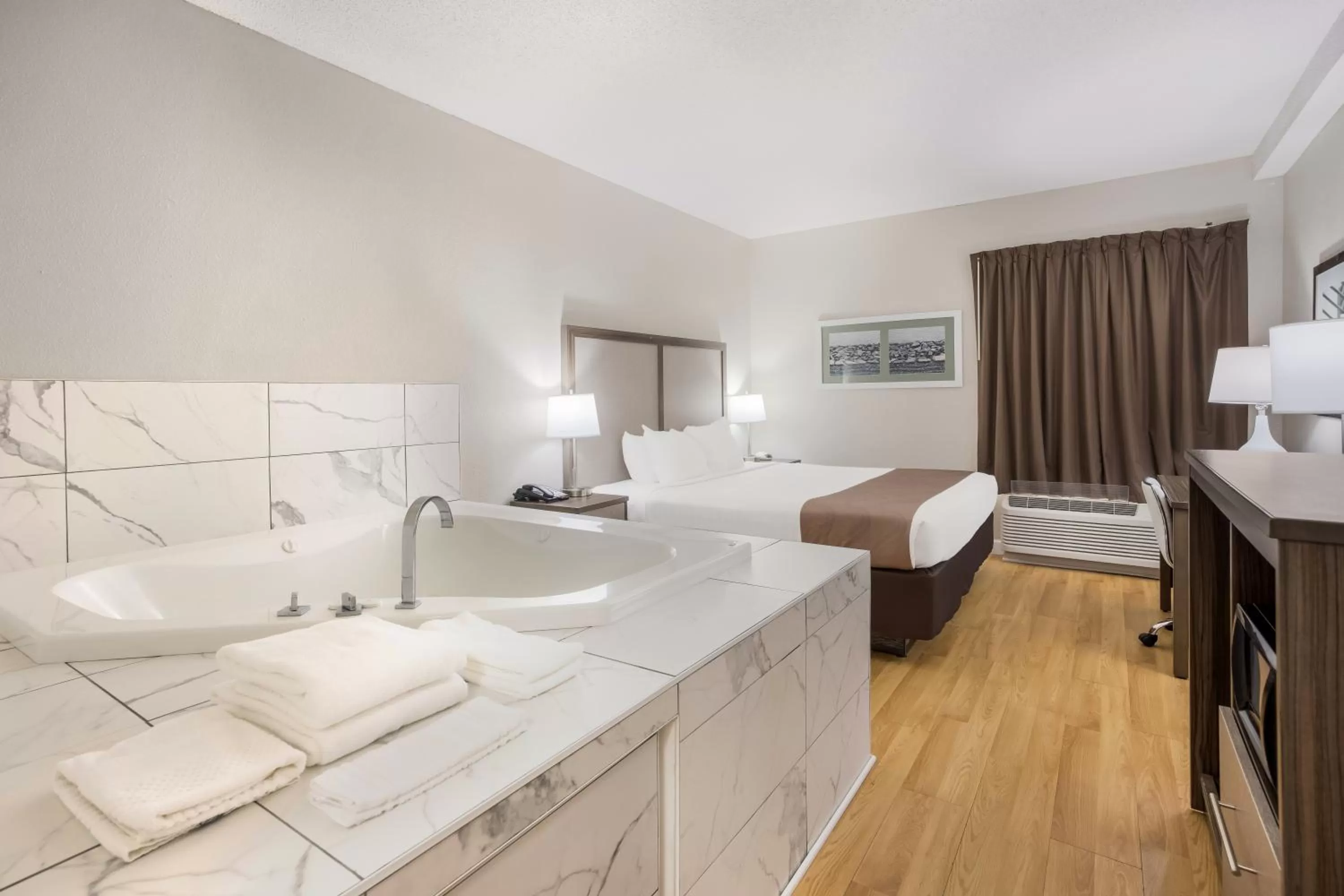 Hot Tub, Bed in Quality Inn Moultrie