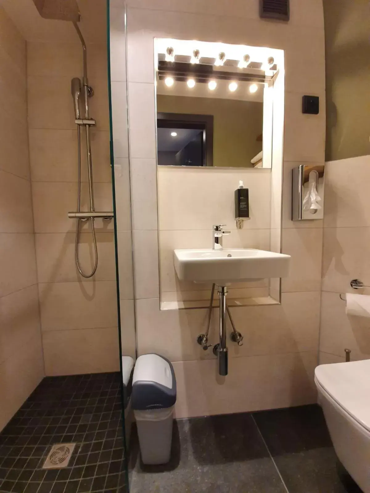Bathroom in Munich Rooms Hotel