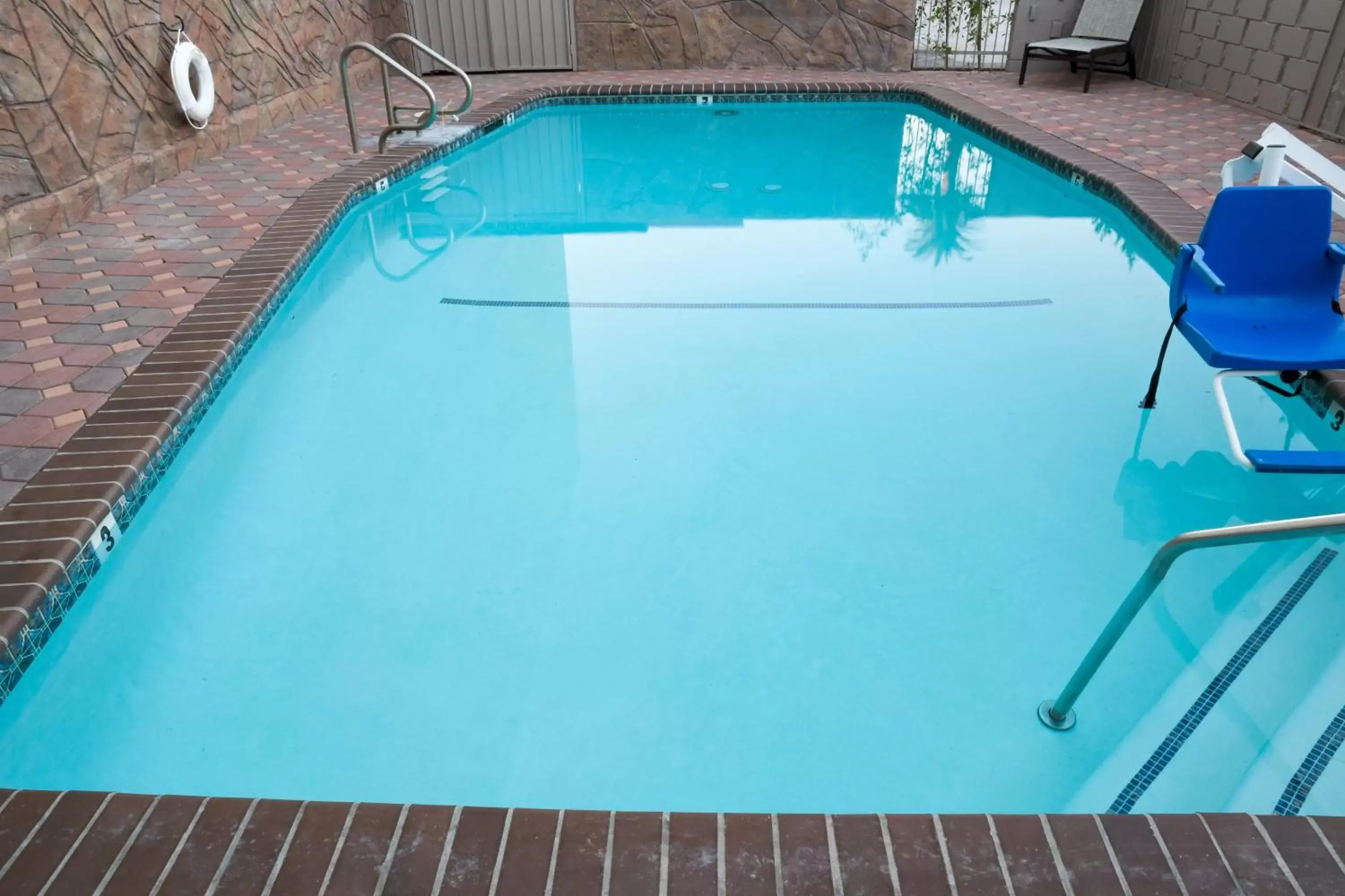 Swimming pool in Hotel Xilo Glendale