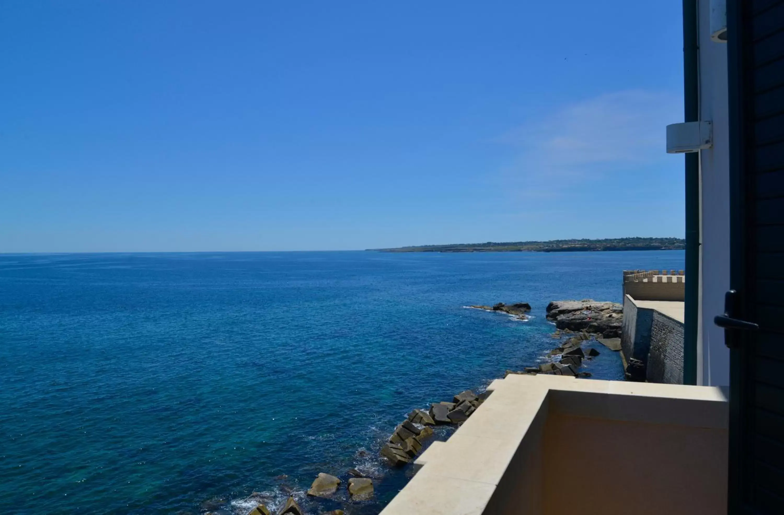 Balcony/Terrace, Sea View in Livingston Hotel