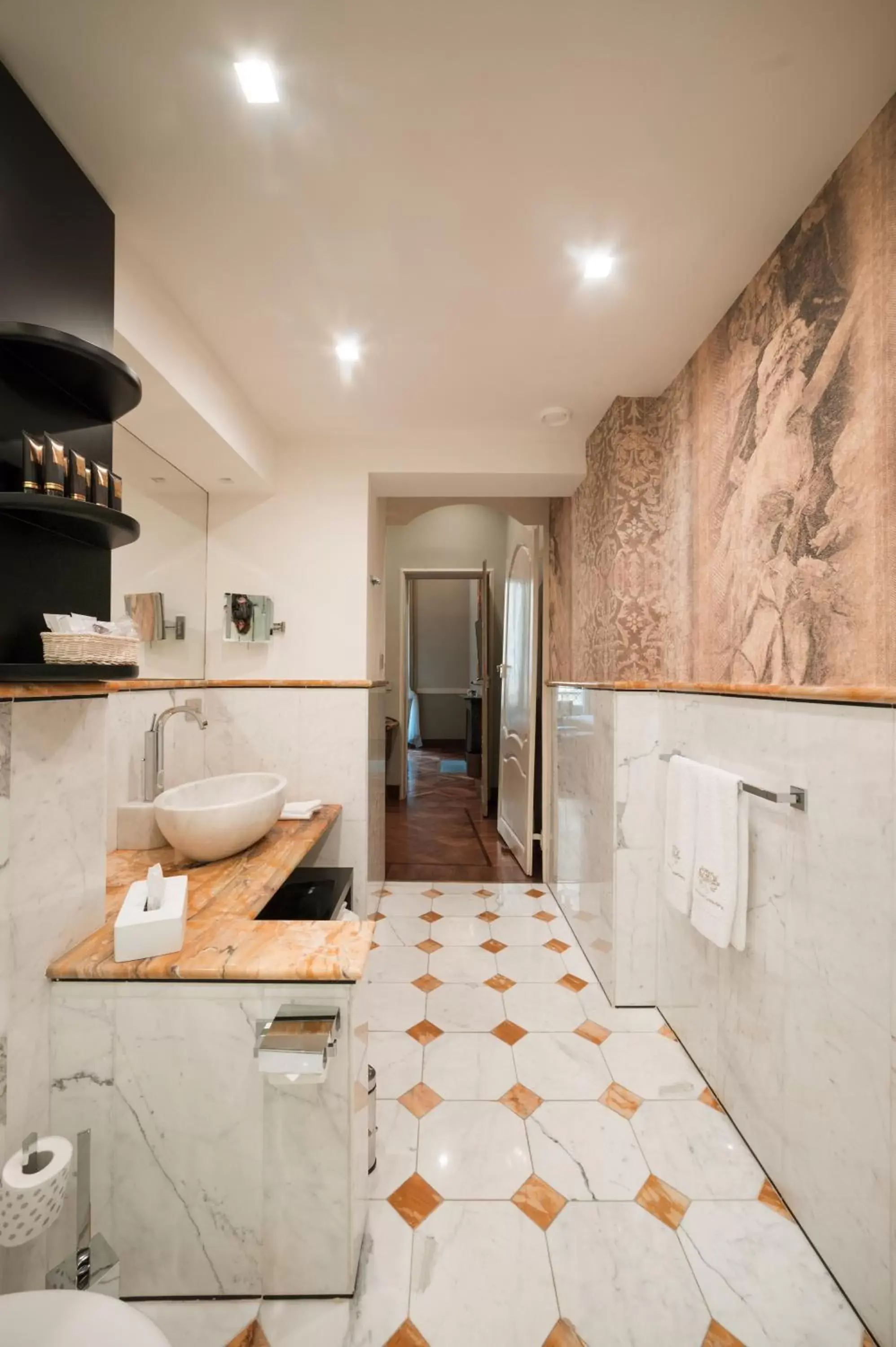 Bathroom in Royal Palace Hotel