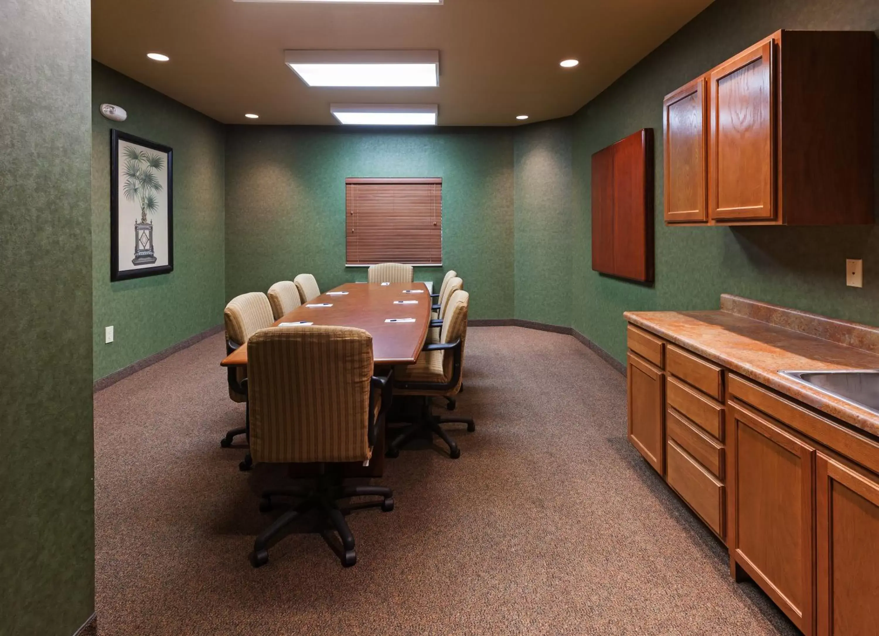 Meeting/conference room in Candlewood Suites St. Robert, an IHG Hotel