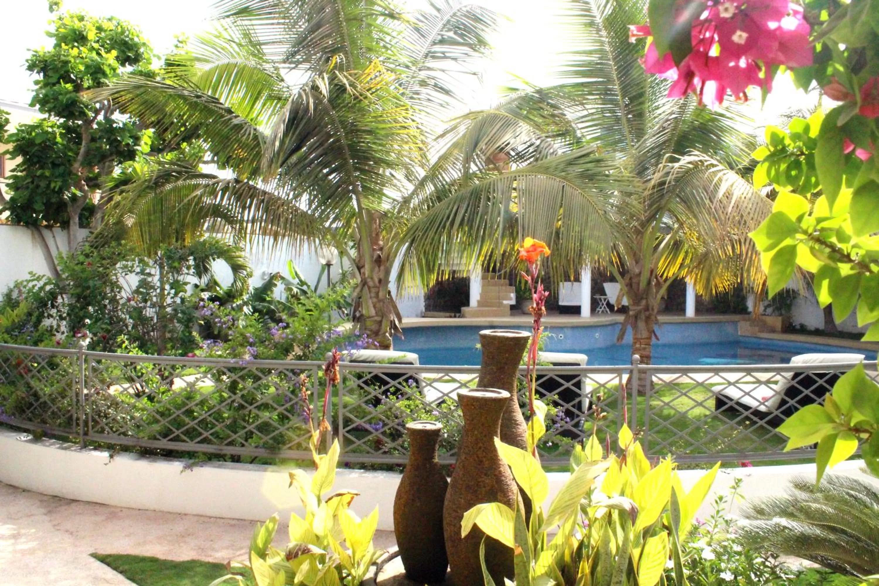 Swimming pool in La Résidence