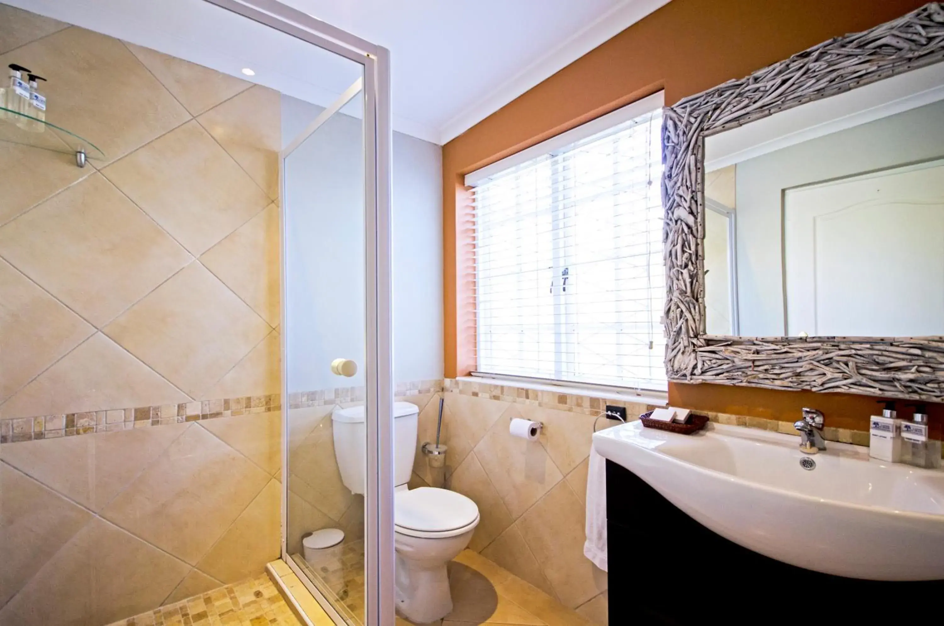 Bathroom in Lodge on Main Guest House and Conference Centre