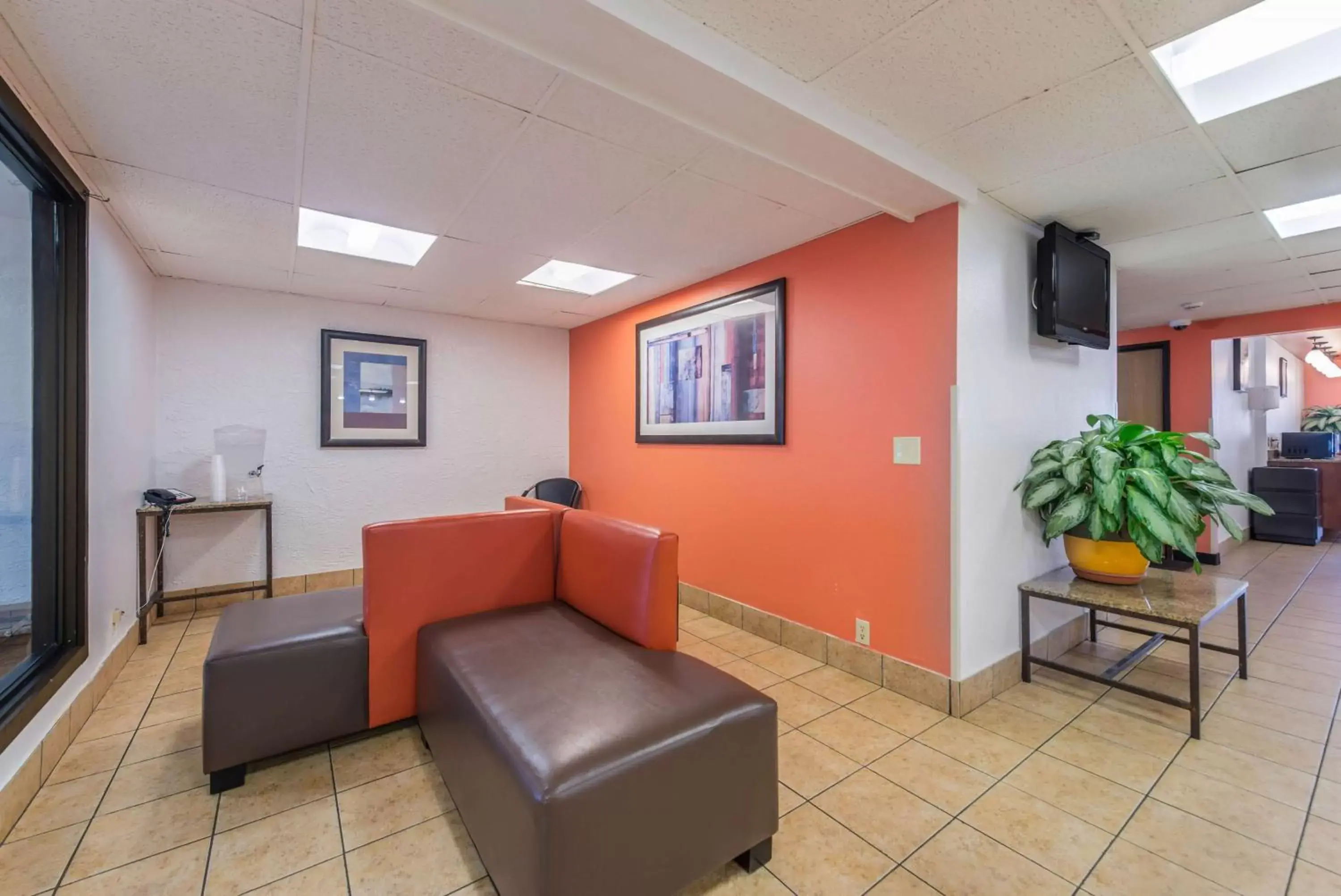 Lobby or reception, Seating Area in Motel 6-Saint Paul, MN - I-94