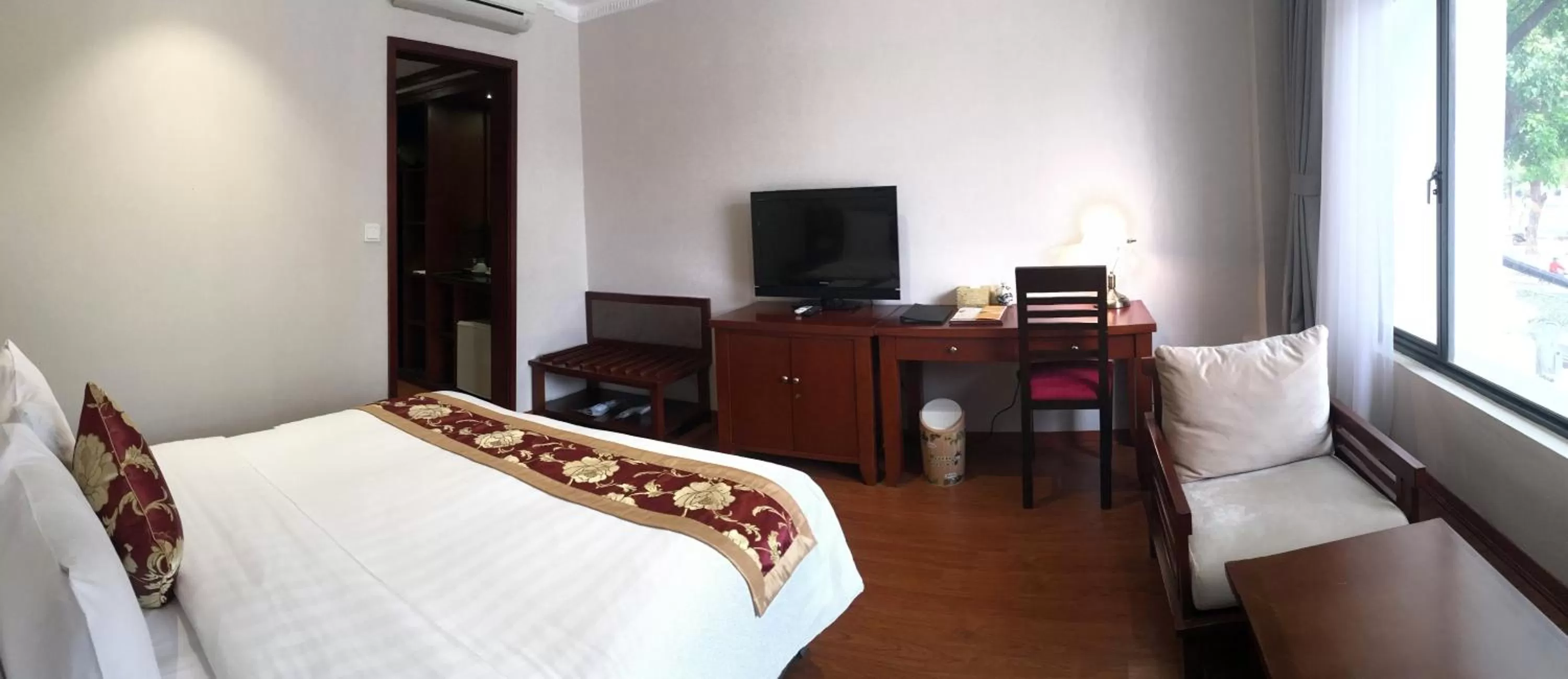 Photo of the whole room, TV/Entertainment Center in Mon Regency Hotel