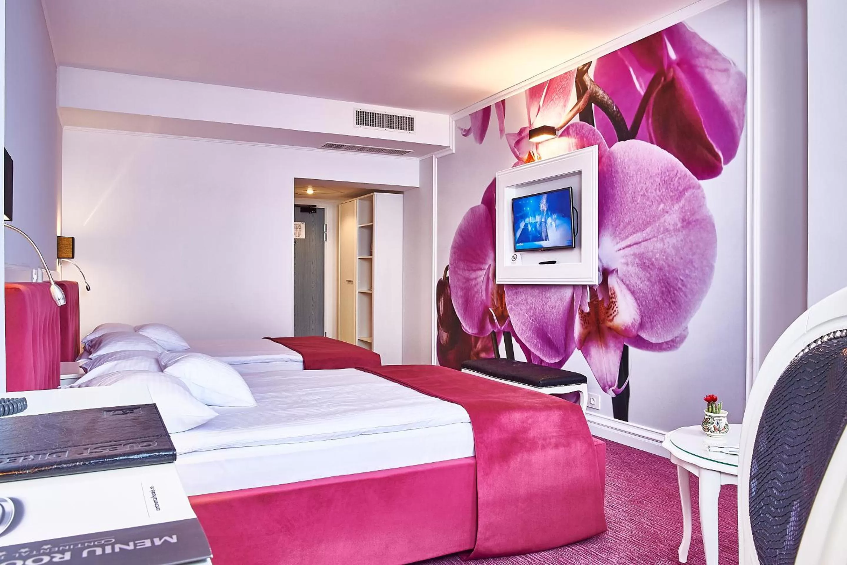 Photo of the whole room, Bed in Continental Forum Arad