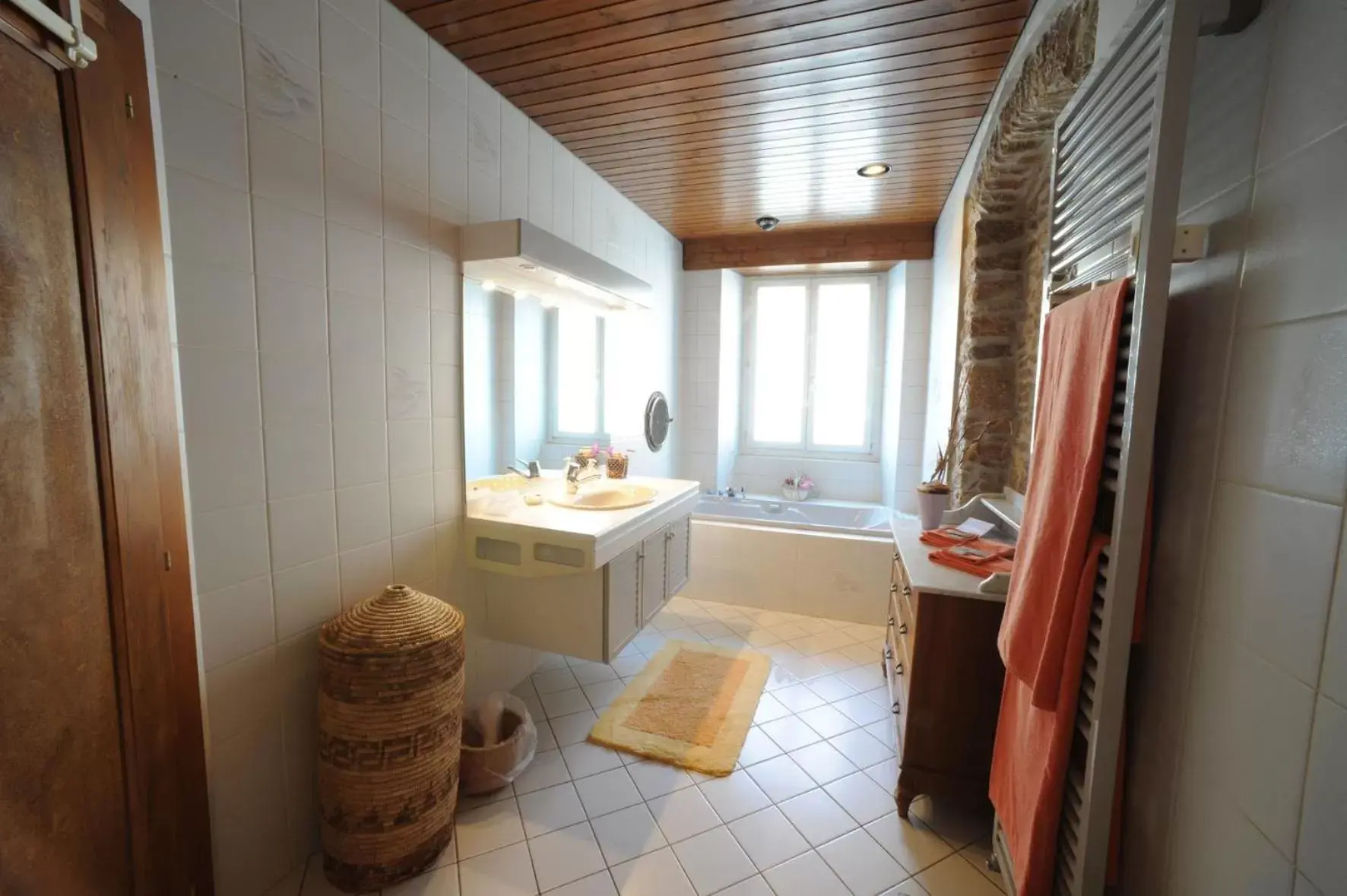 Bathroom in Chez Gilles hôtel resto bar SA