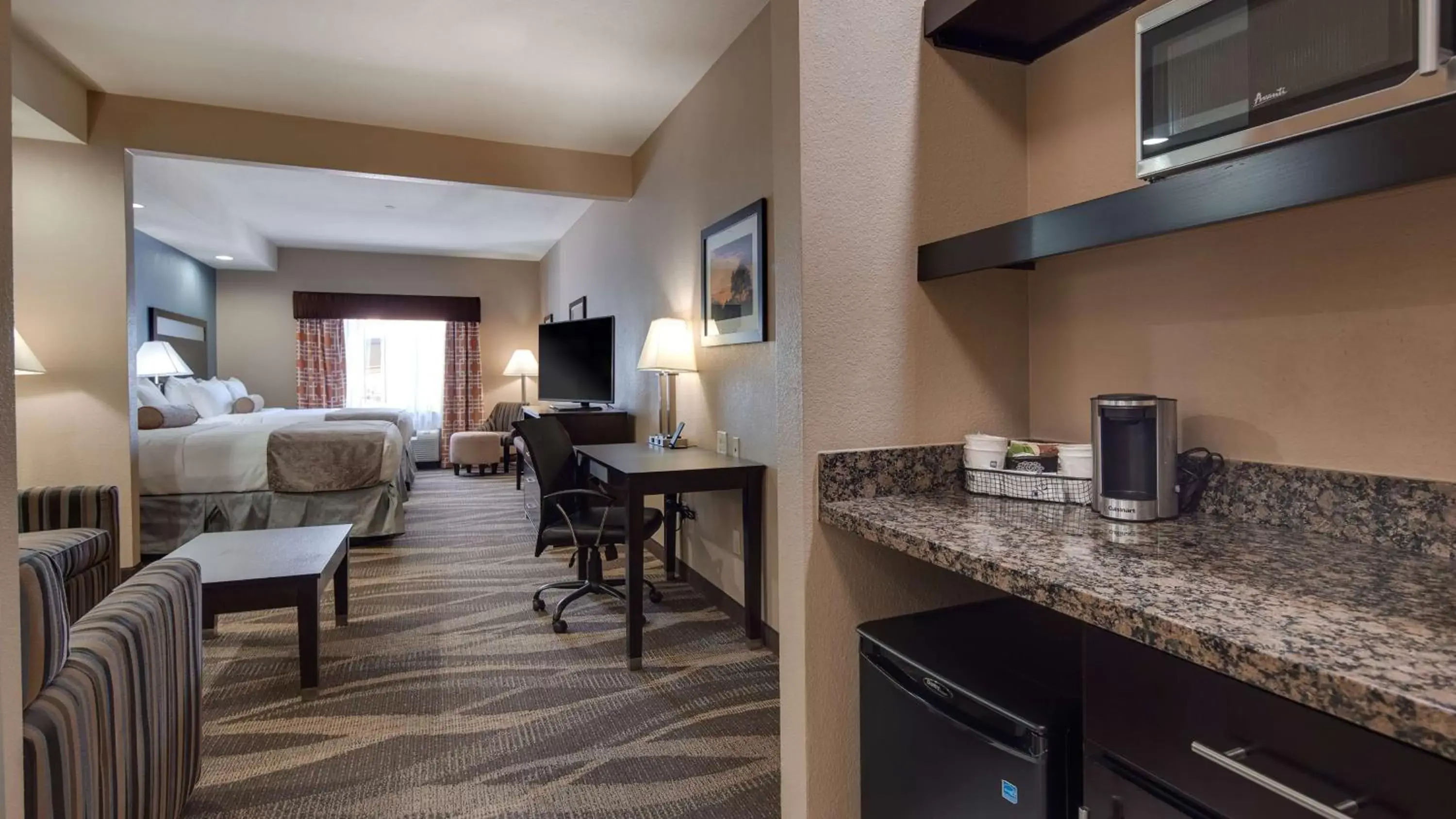 Photo of the whole room, Kitchen/Kitchenette in Best Western Plus Lake Jackson Inn & Suites