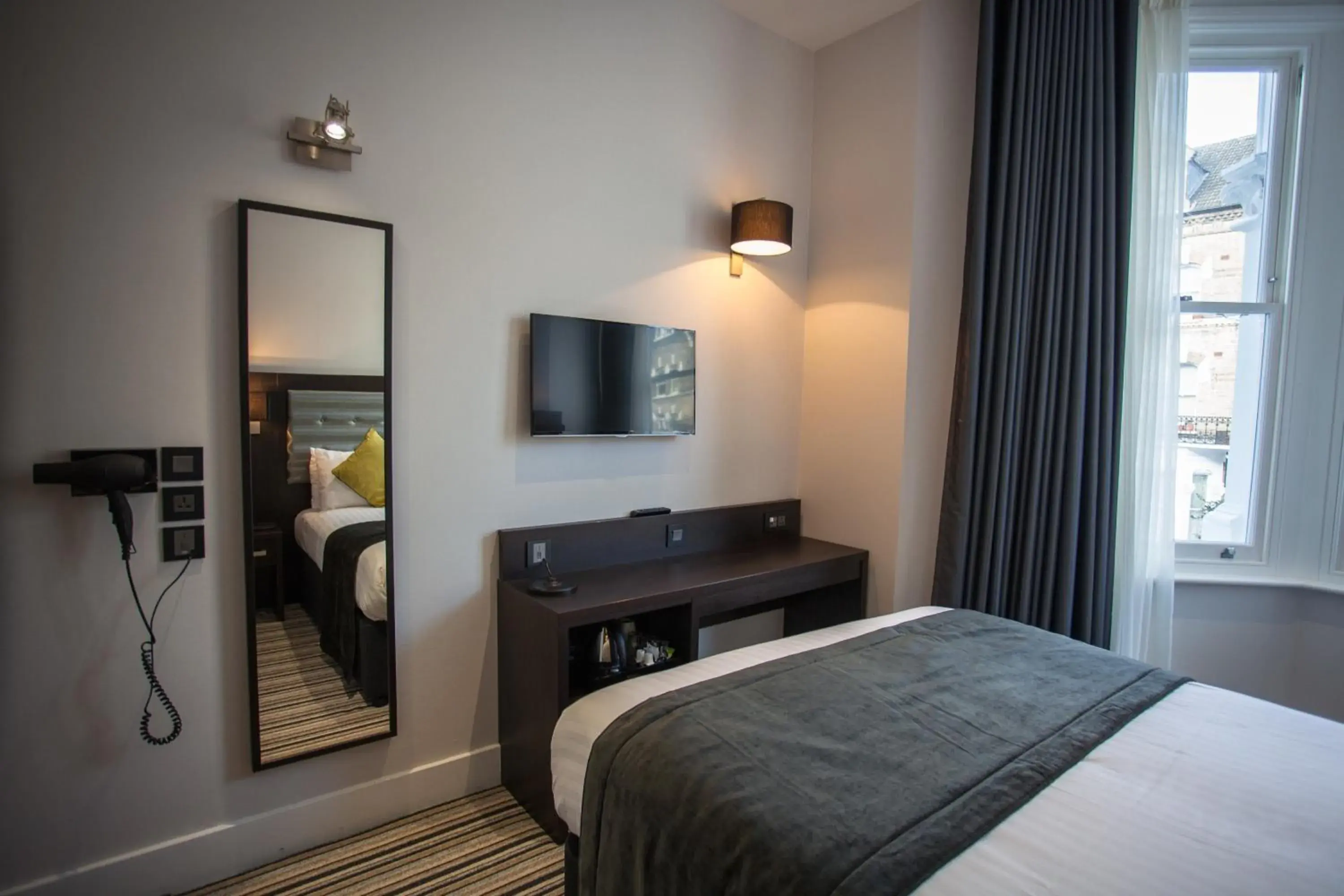 Bedroom, Bed in The W14 Kensington