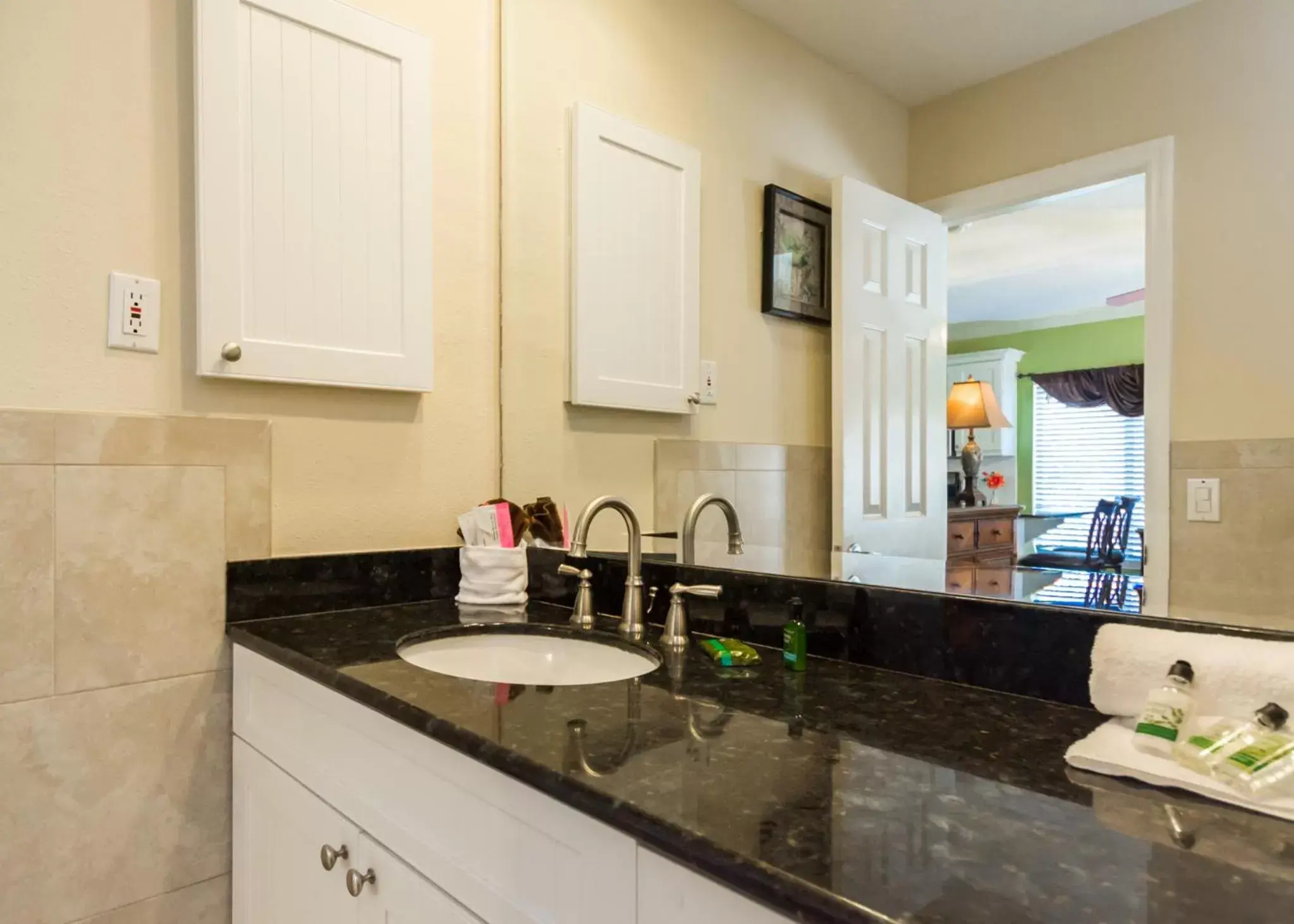 Bathroom, Kitchen/Kitchenette in Tropical Beach Resorts - Sarasota