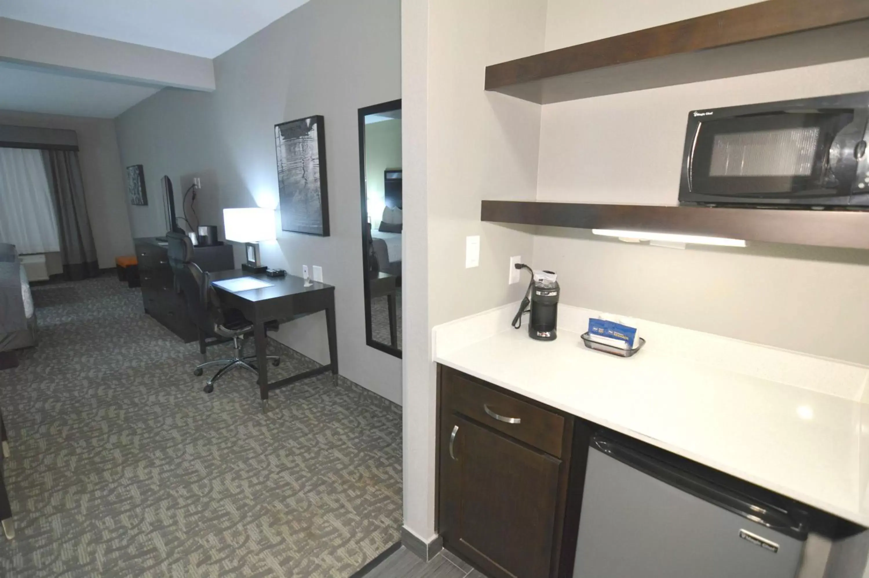 Bedroom, TV/Entertainment Center in Best Western Plus Bay City Inn & Suites