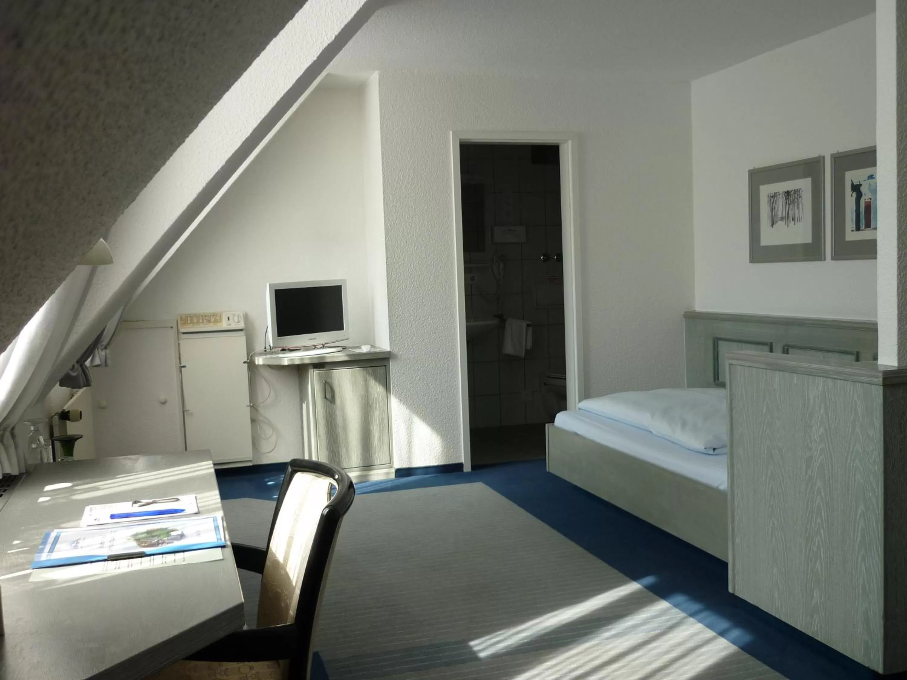 TV and multimedia, Bed in Avenue Hotel