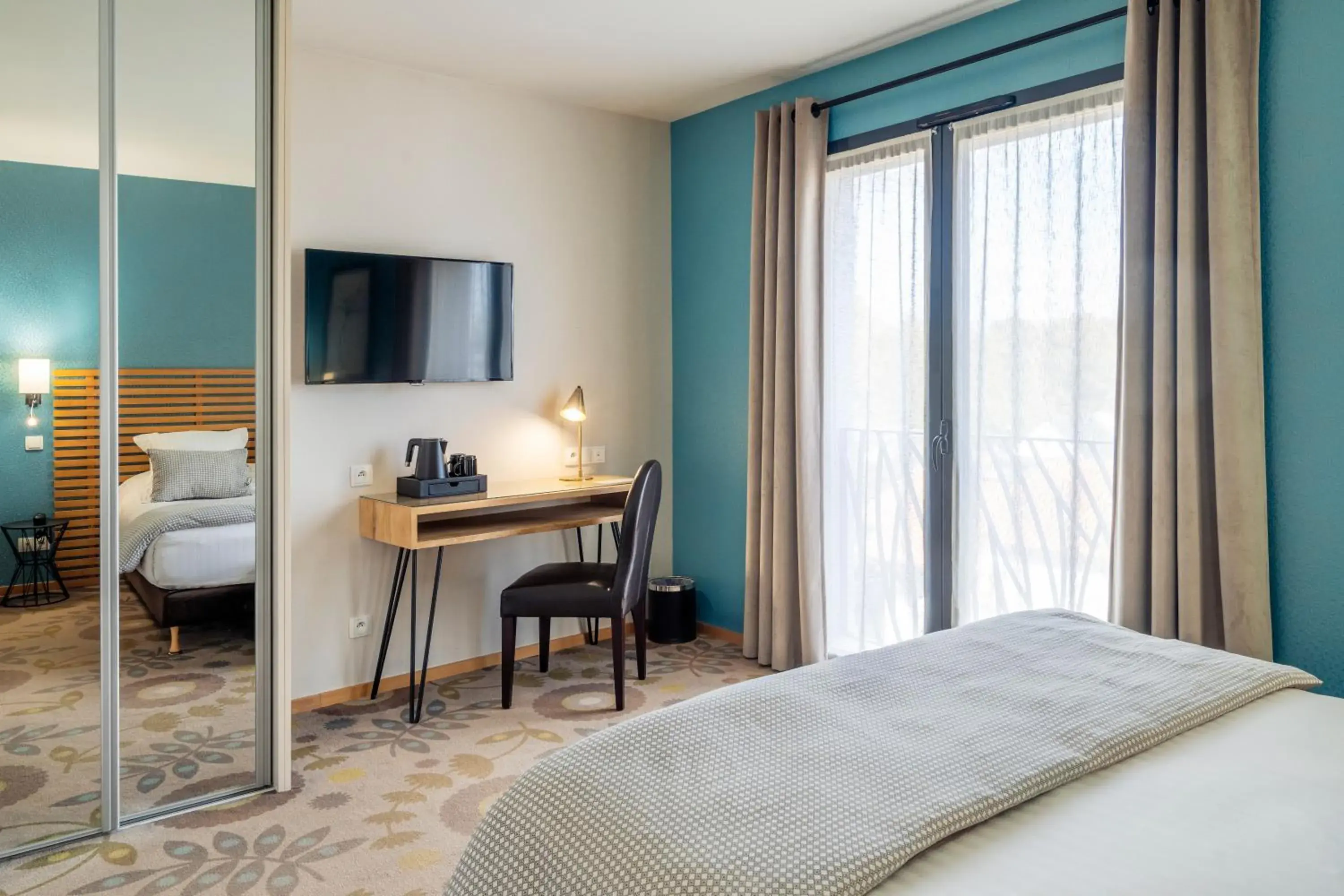 Bedroom, TV/Entertainment Center in Best Western Plus Hotel De La Regate