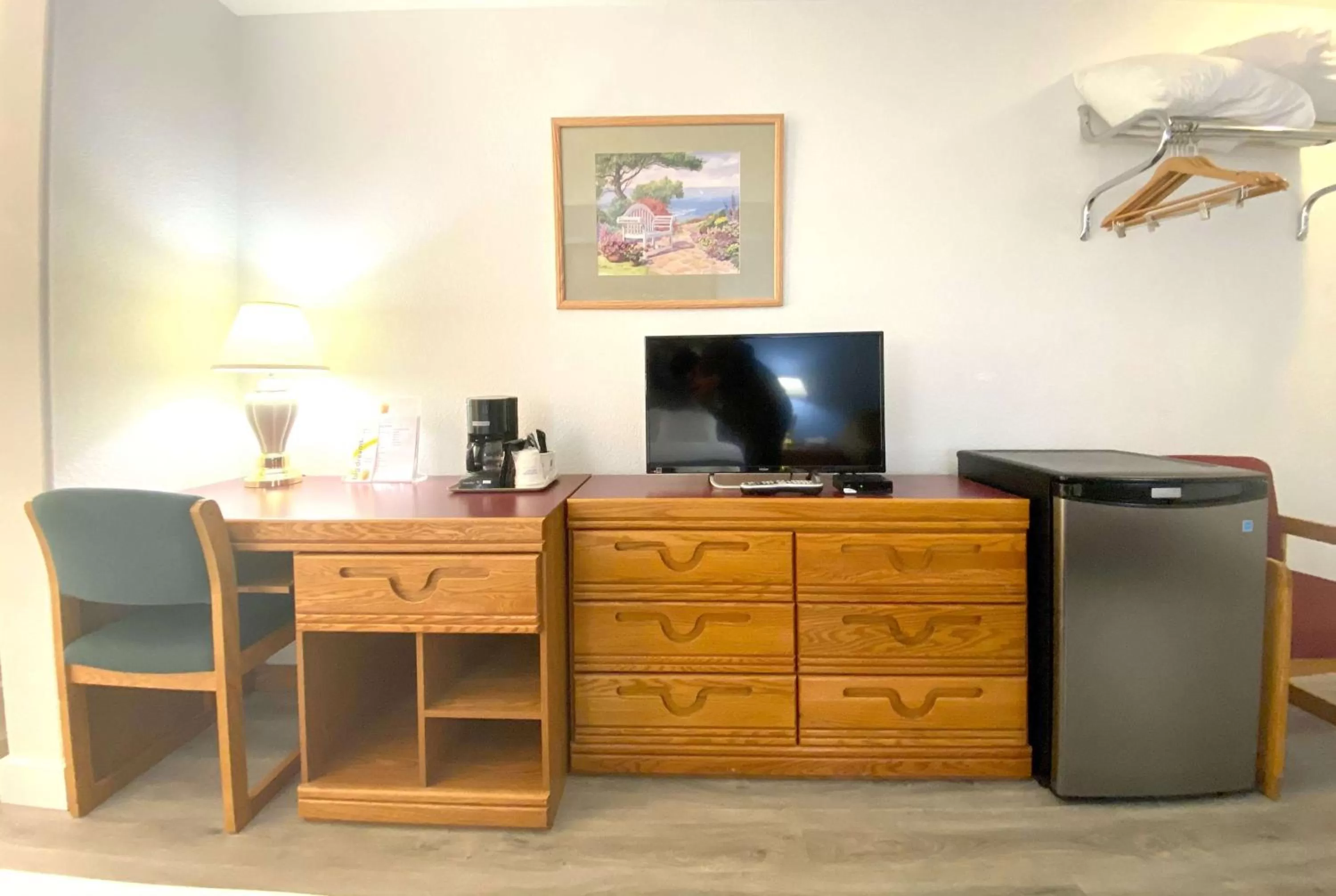 Photo of the whole room in Super 8 by Wyndham Sicamous