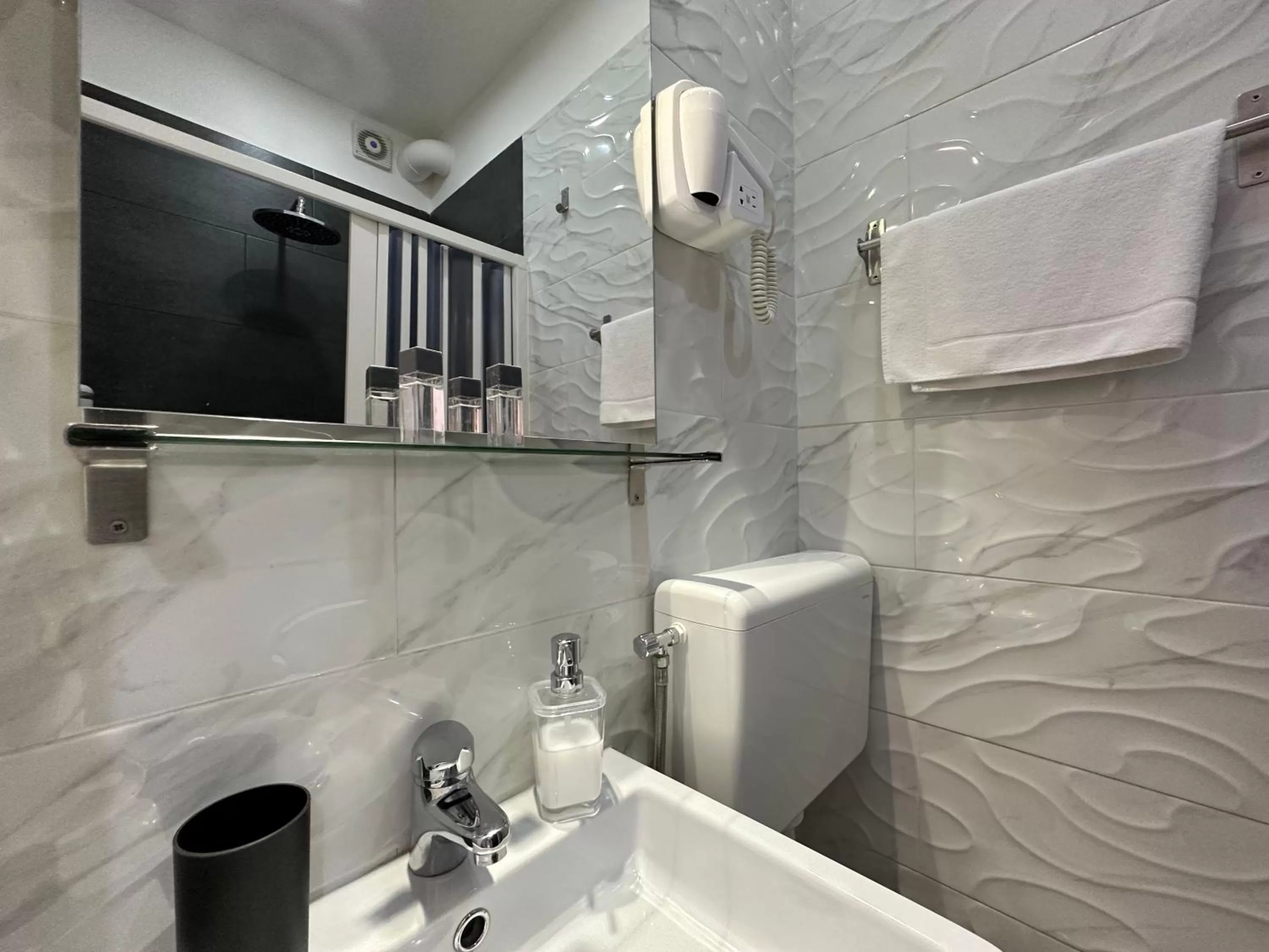 Shower, Bathroom in Archivio Storico Napoli Centro