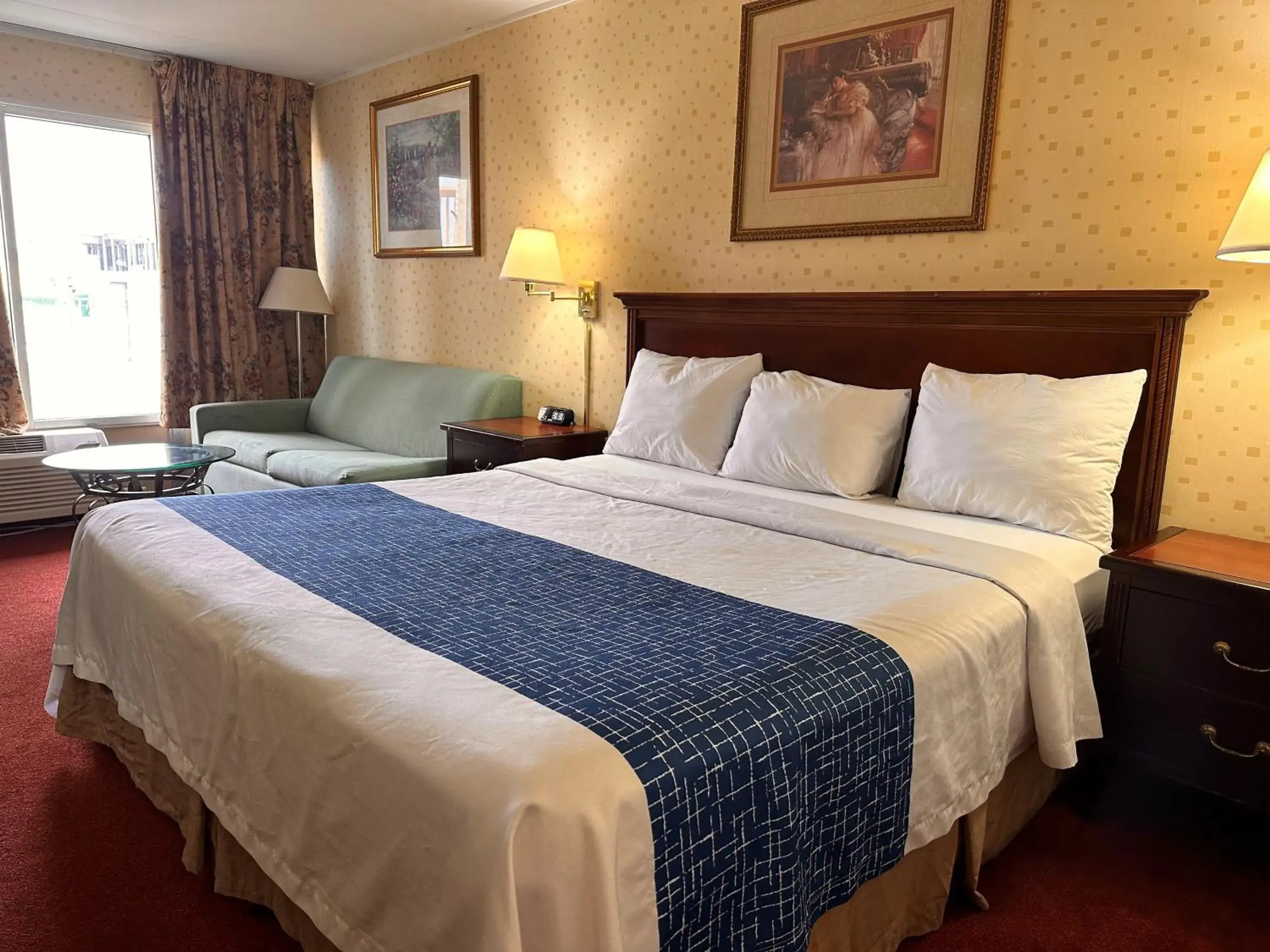 Guests, Bed in Travelodge by Wyndham Seymour