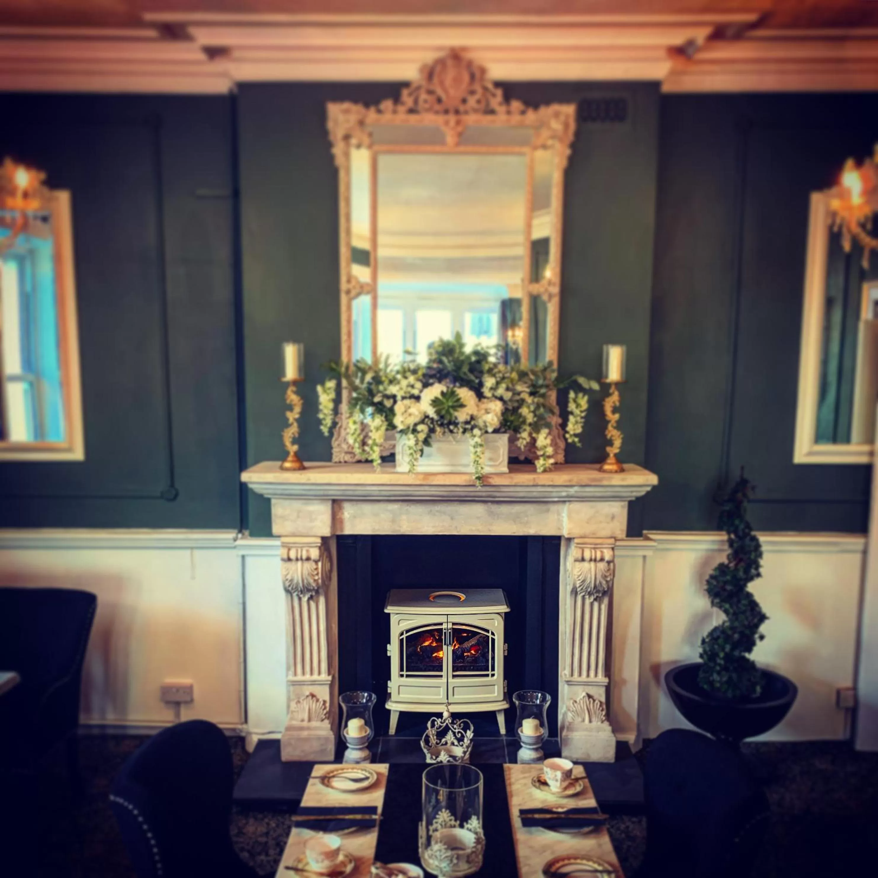 Restaurant/places to eat in Lansdowne House with Private Car Park