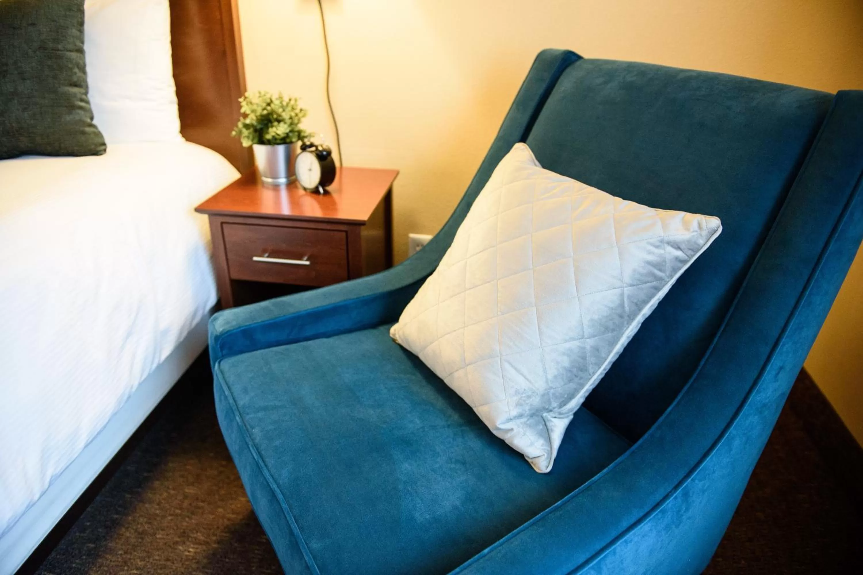 Seating area, Bed in Georgetown Inn Seattle