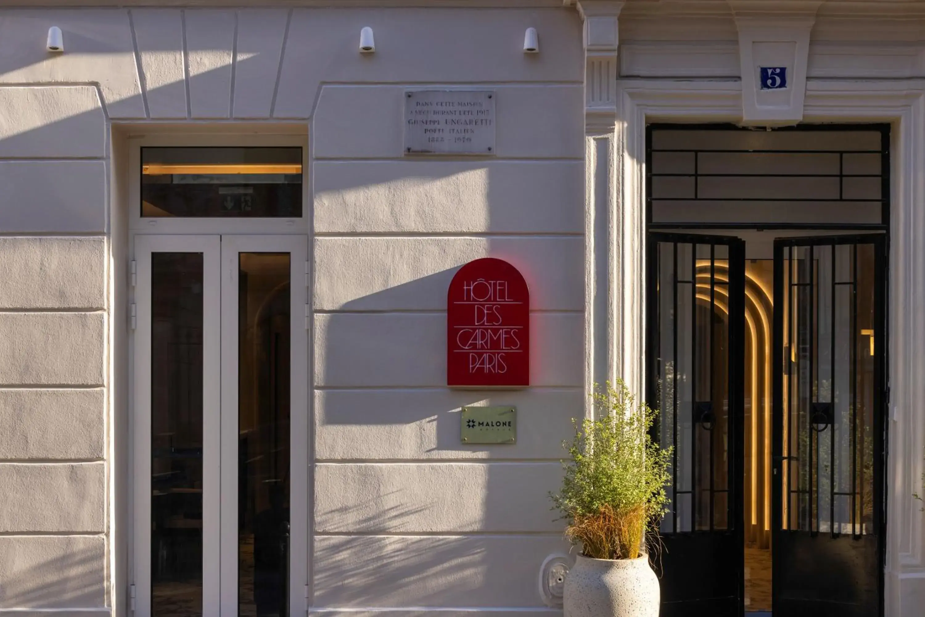 Facade/entrance in Hotel des Carmes by Malone