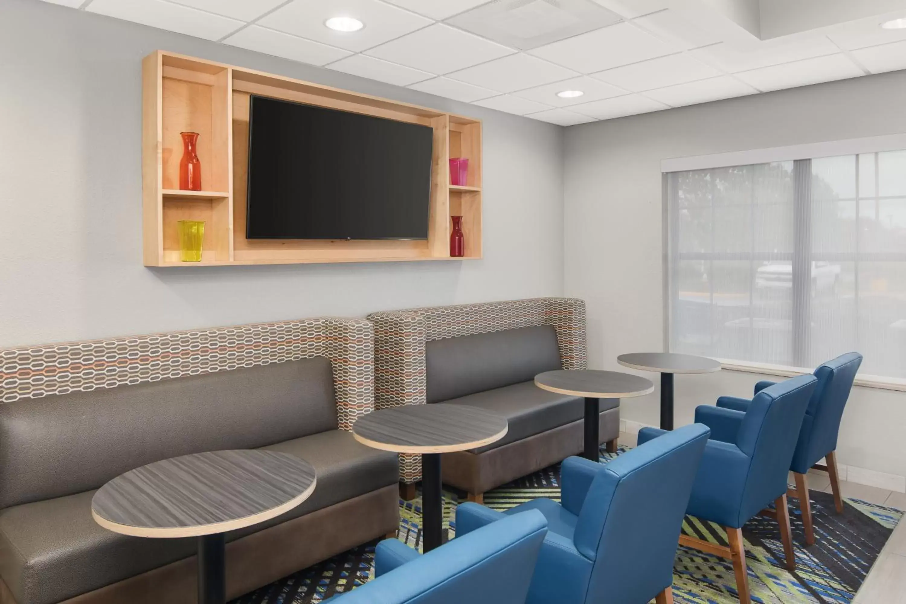 Breakfast, Seating Area in Holiday Inn Express Hotel & Suites Byron, an IHG Hotel