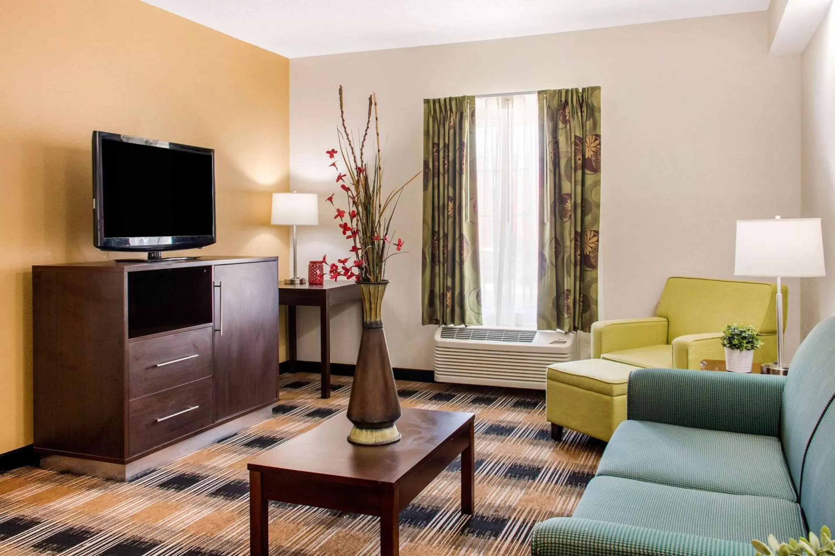 Photo of the whole room, Seating Area in Quality Inn Pooler - Savannah I-95