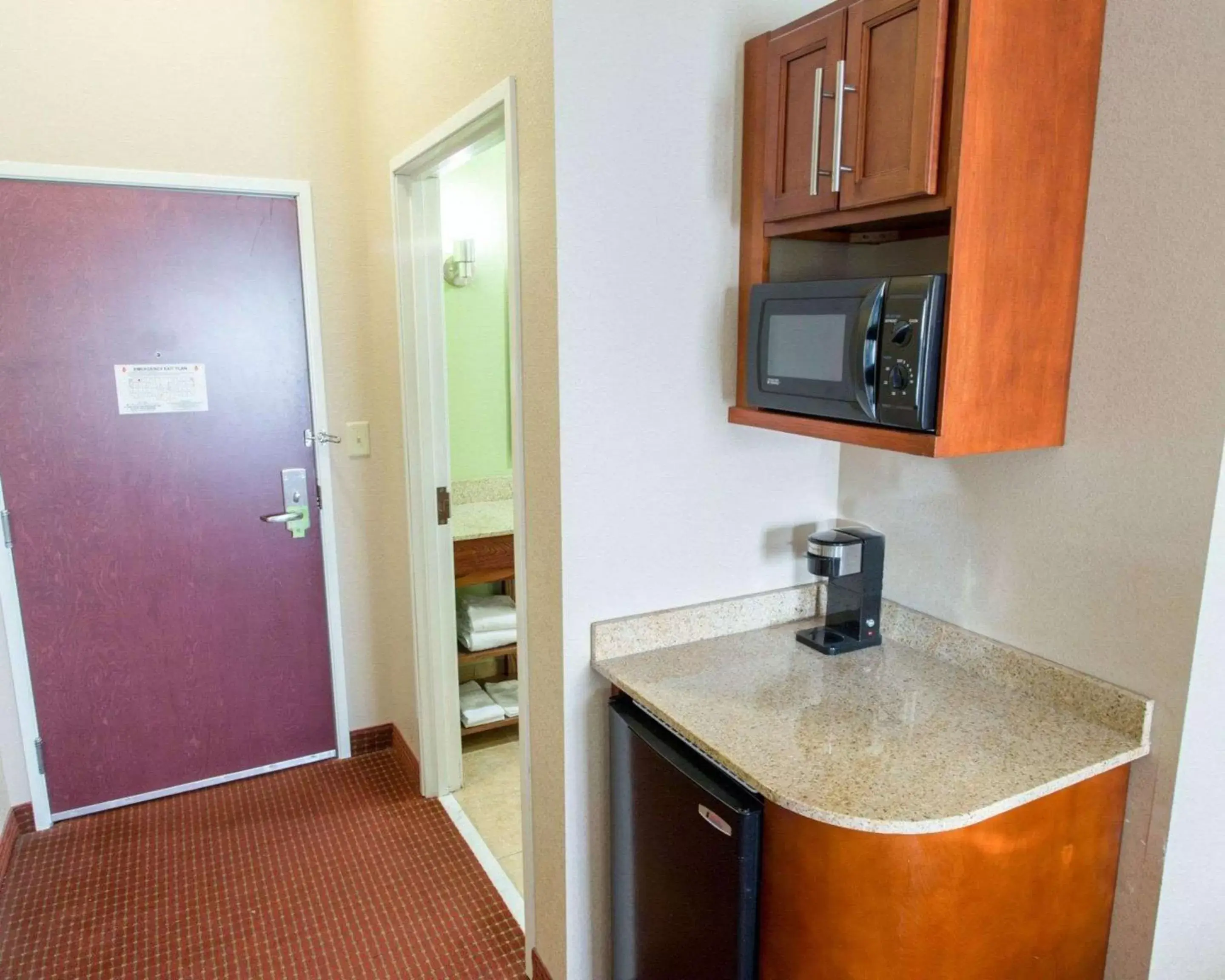 Photo of the whole room, Kitchen/Kitchenette in Comfort Inn New Orleans Airport South