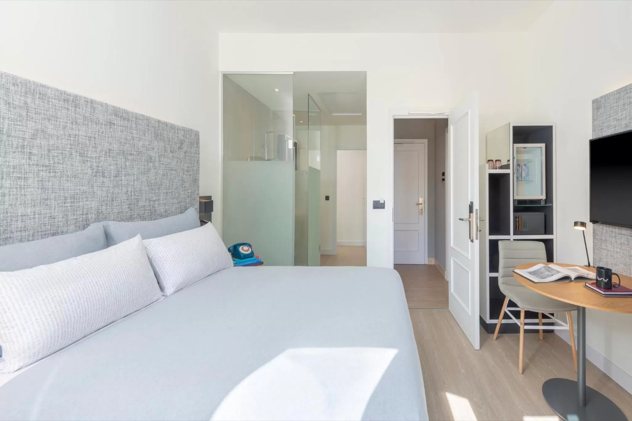 Photo of the whole room, Bed in INNSIDE by Meliá Madrid Gran Vía