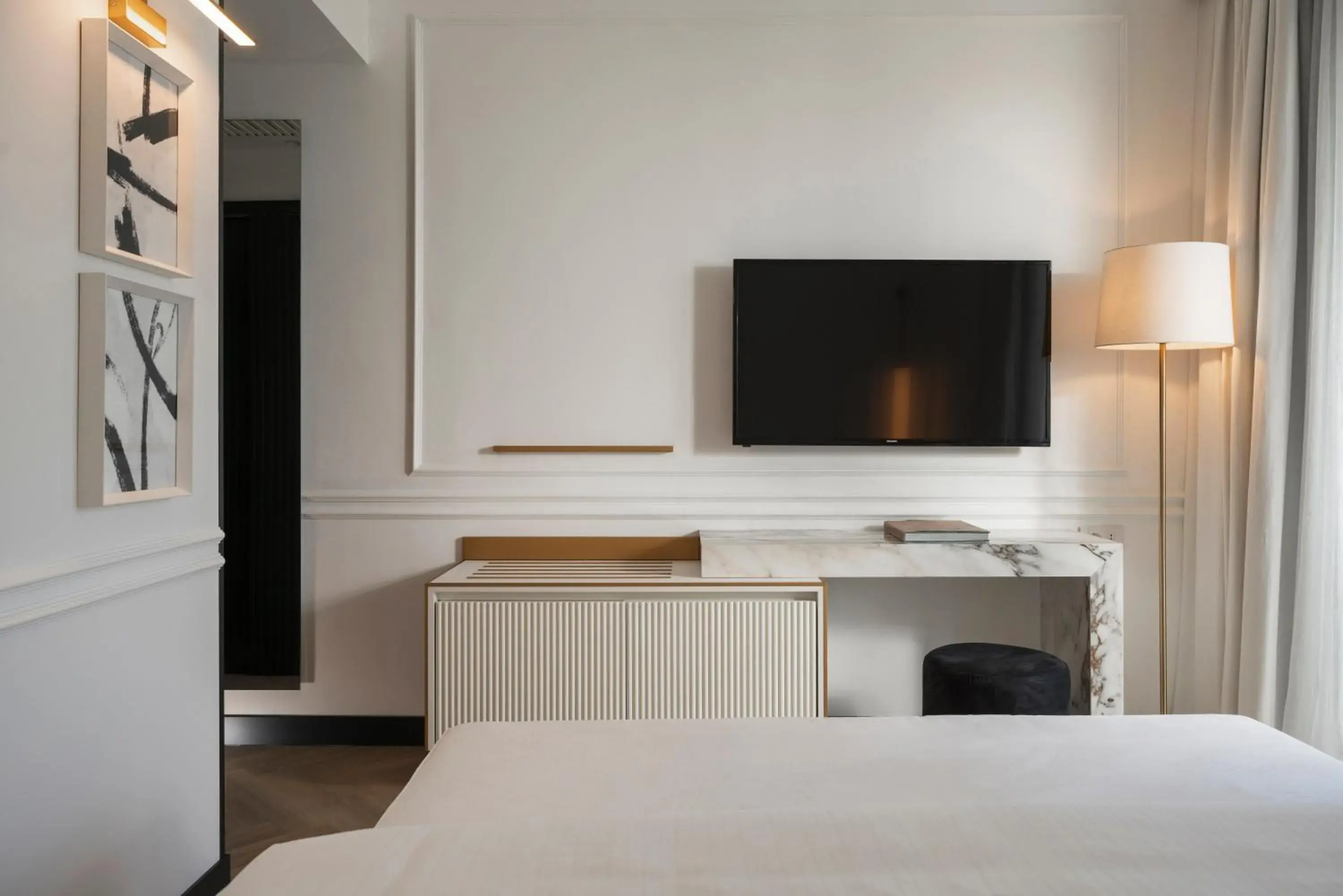 Bed, TV/Entertainment Center in Hotel De Londres