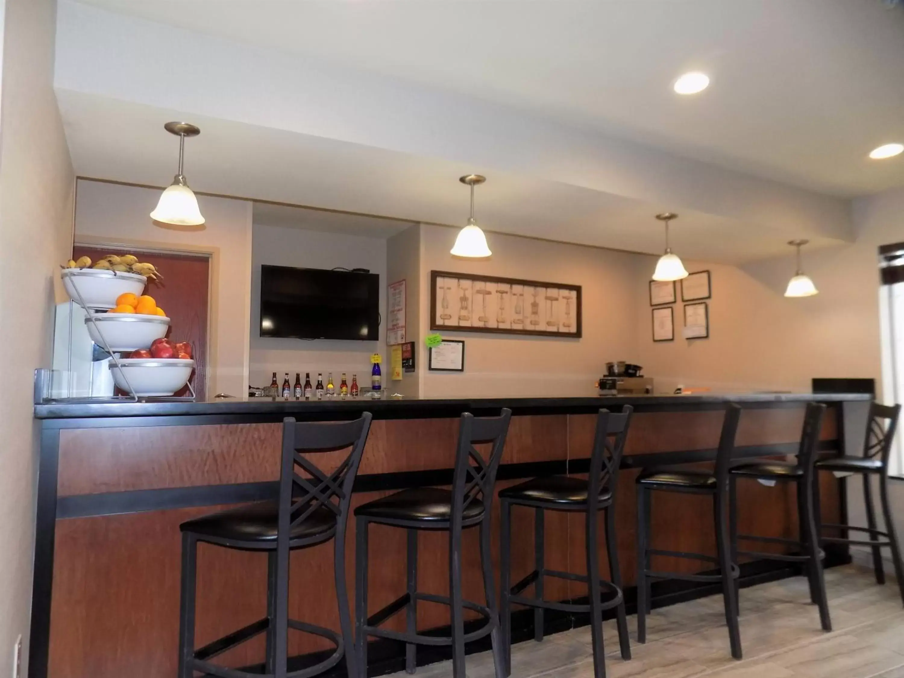 Lounge or bar in Cobblestone Hotel & Suites - Seward Lounge or bar in Cobblestone Hotel & Suites - Seward