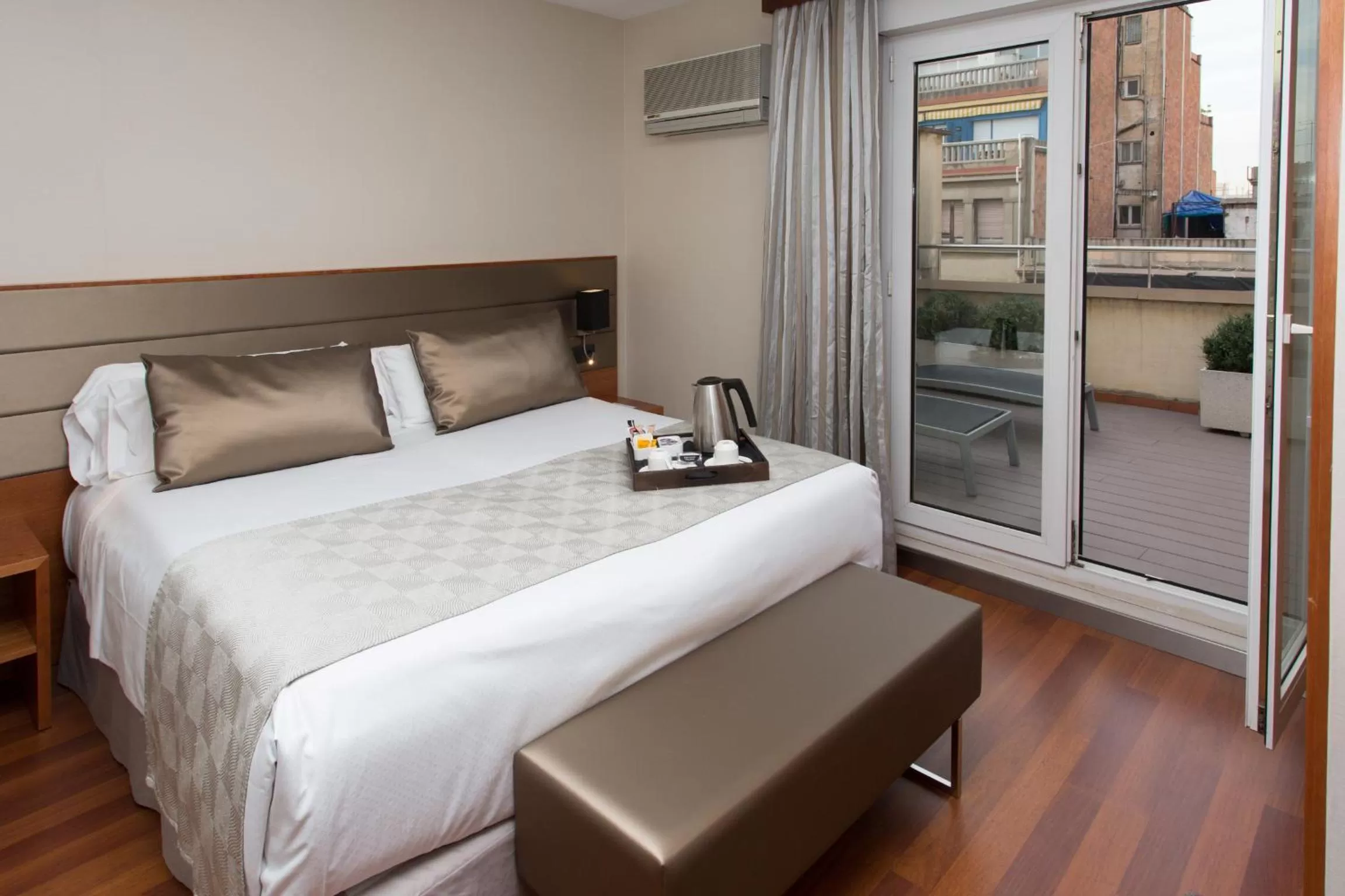 Photo of the whole room, Bed in Catalonia Diagonal Centro