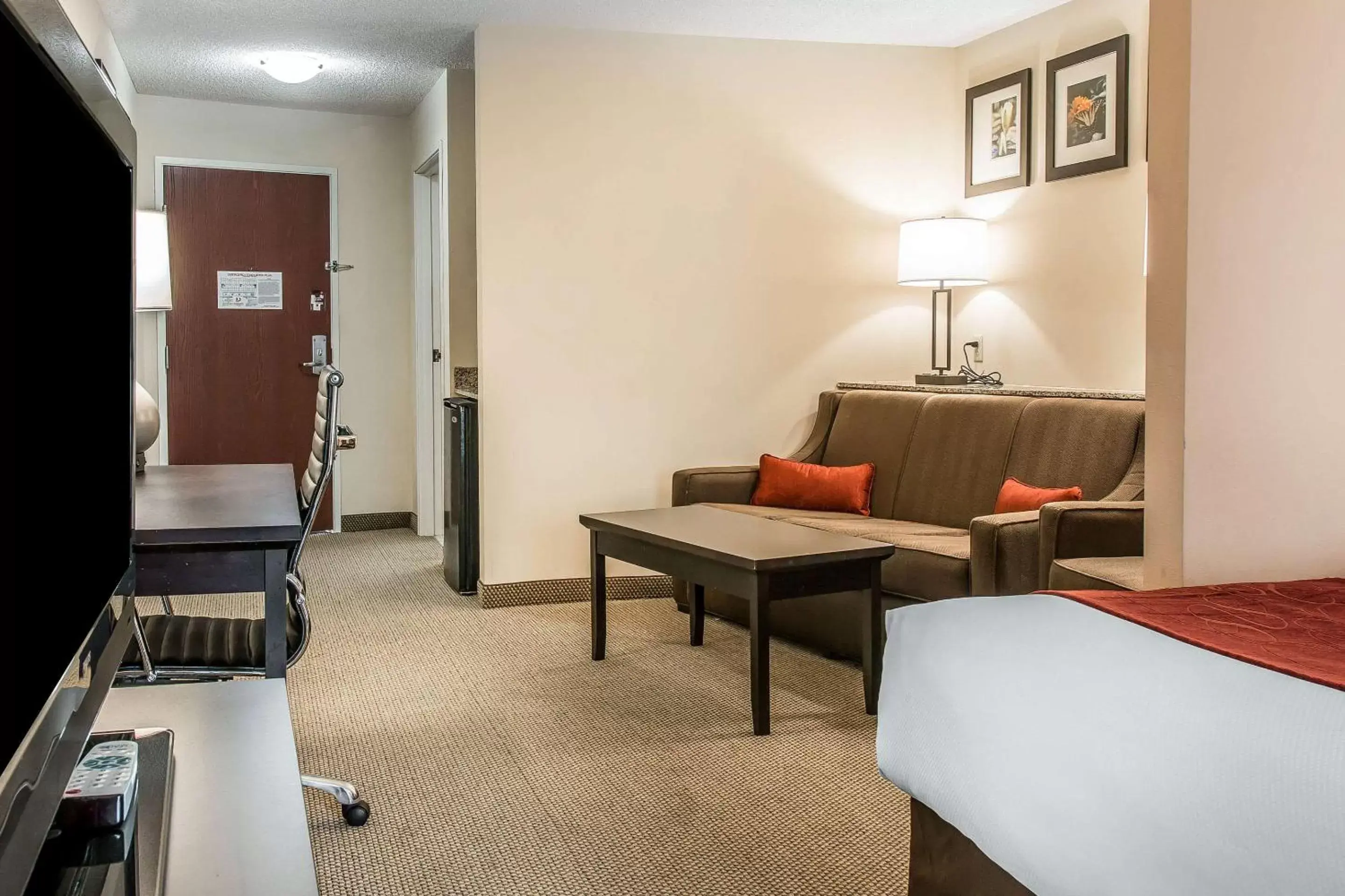 Photo of the whole room, Seating Area in Comfort Suites South Bend Near Casino