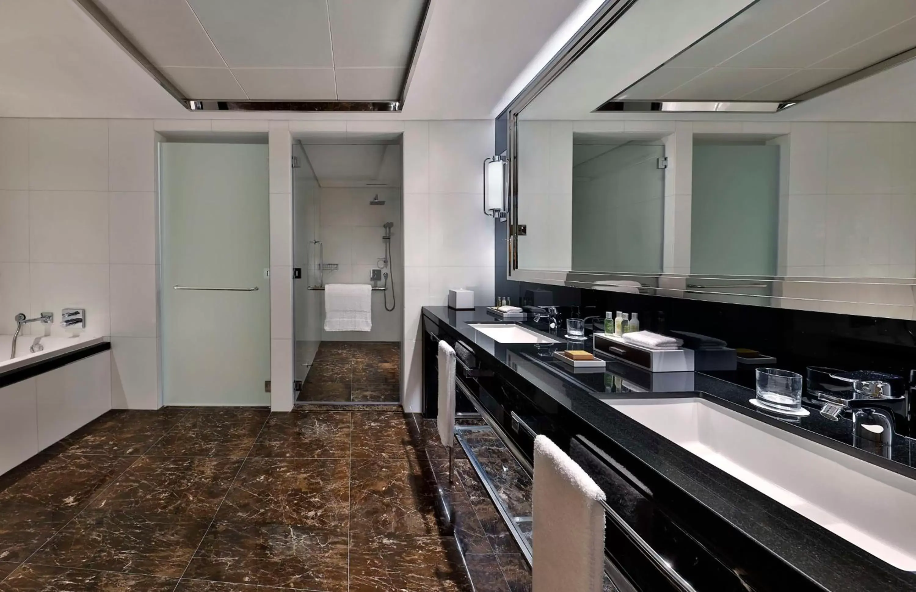Bathroom, Kitchen/Kitchenette in Hilton Dubai Palm Jumeirah